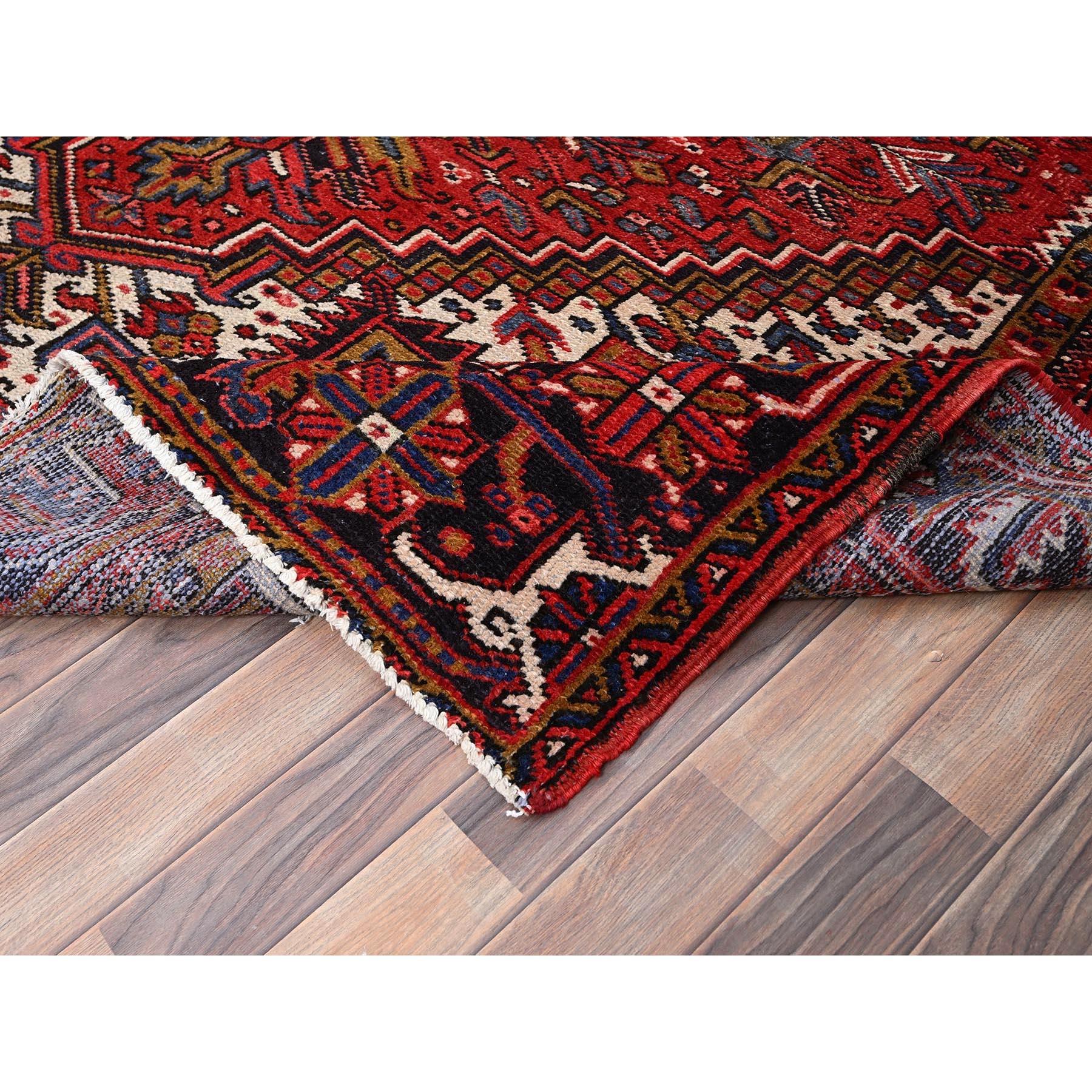 Rot Vintage Persisch Heriz Rustic Feel Even Wear Wolle Hand geknüpft gereinigt Teppich im Angebot 1