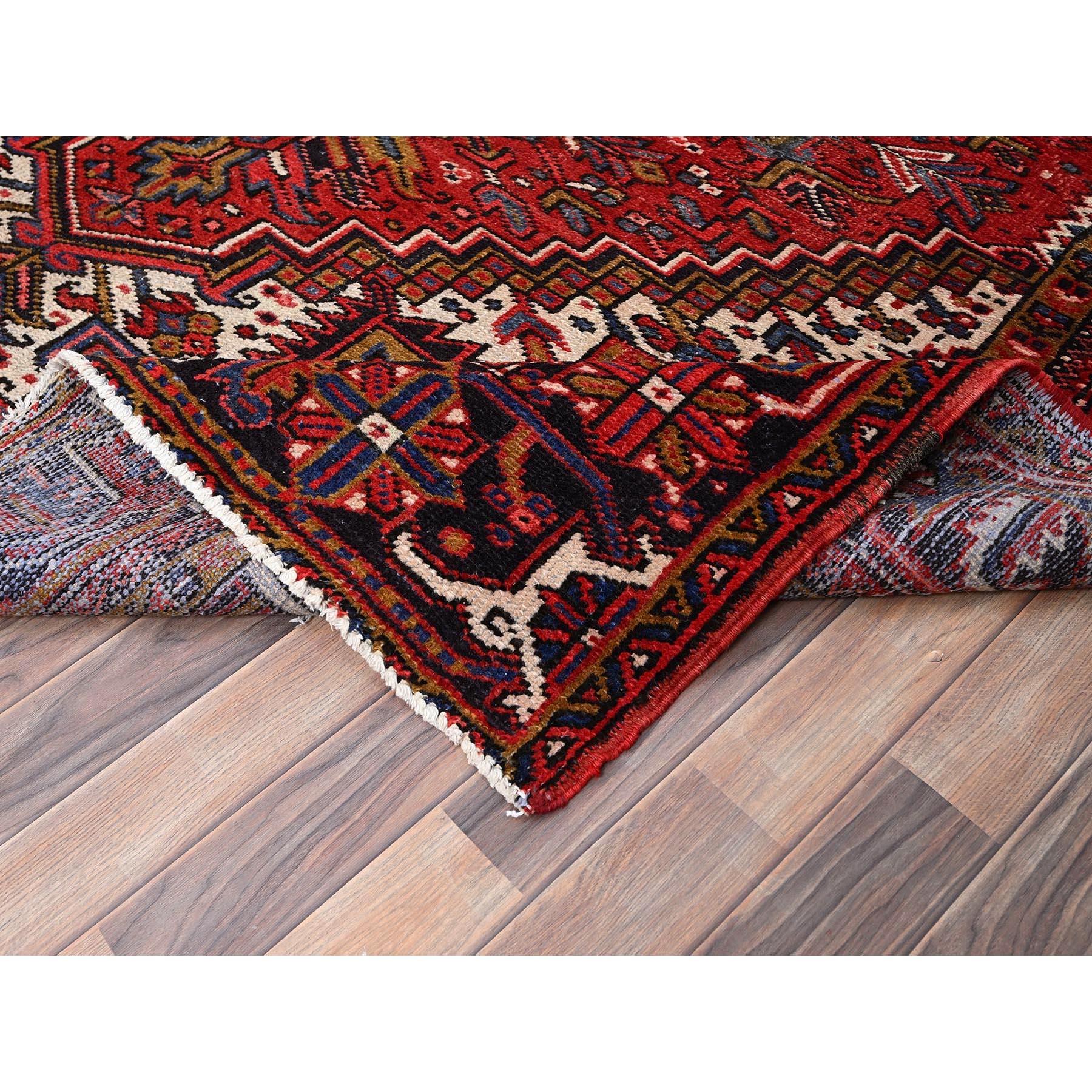 Milieu du XXe siècle Tapis persan rouge vintage Heriz Rustic Feel Even Wear en laine nouée à la main et nettoyée en vente