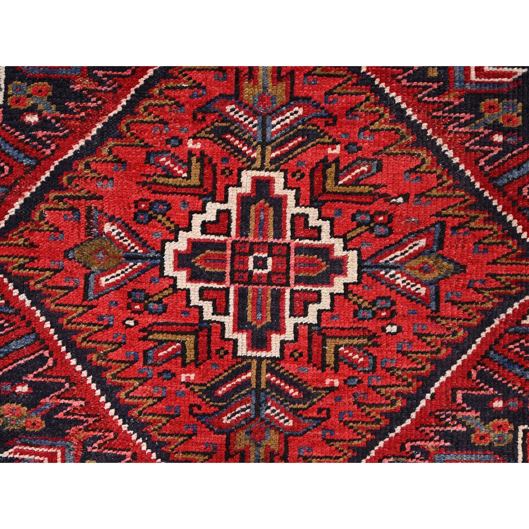 Rot Vintage Persisch Heriz Rustic Feel Even Wear Wolle Hand geknüpft gereinigt Teppich im Angebot 3