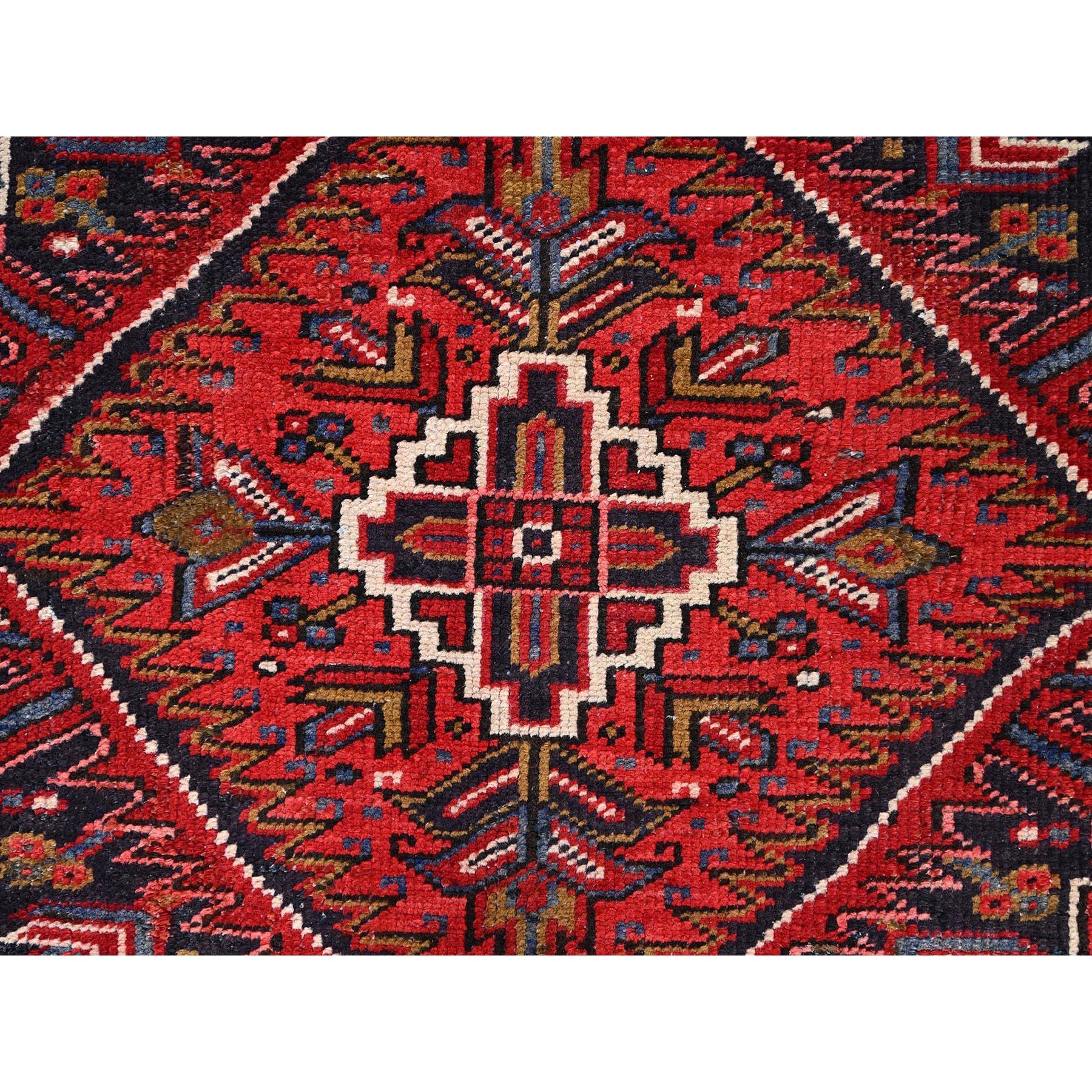 Tapis persan rouge vintage Heriz Rustic Feel Even Wear en laine nouée à la main et nettoyée en vente 1