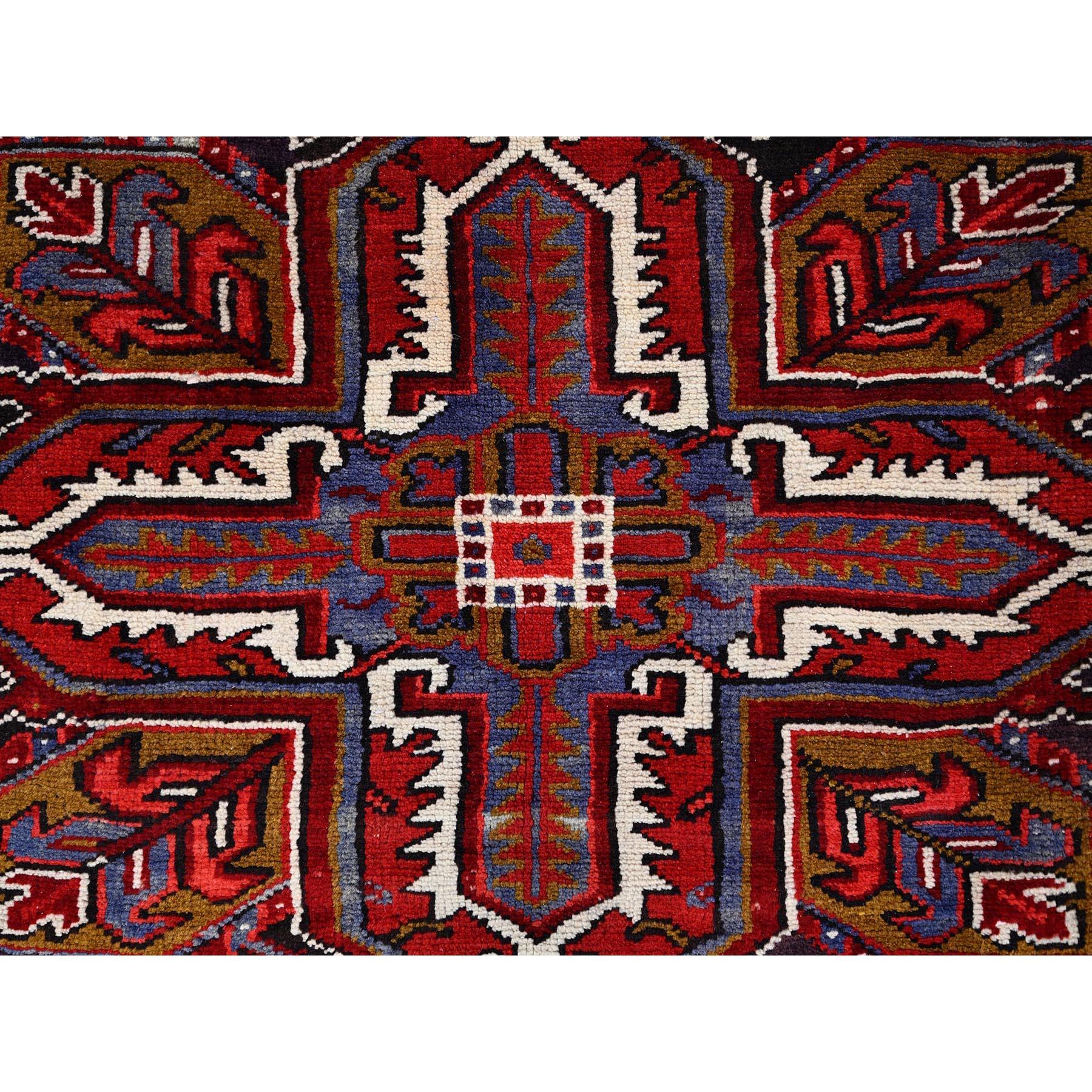 Tapis persan Heriz vintage rouge, nettoyé et noué à la main, à l'aspect rustique en vente 2