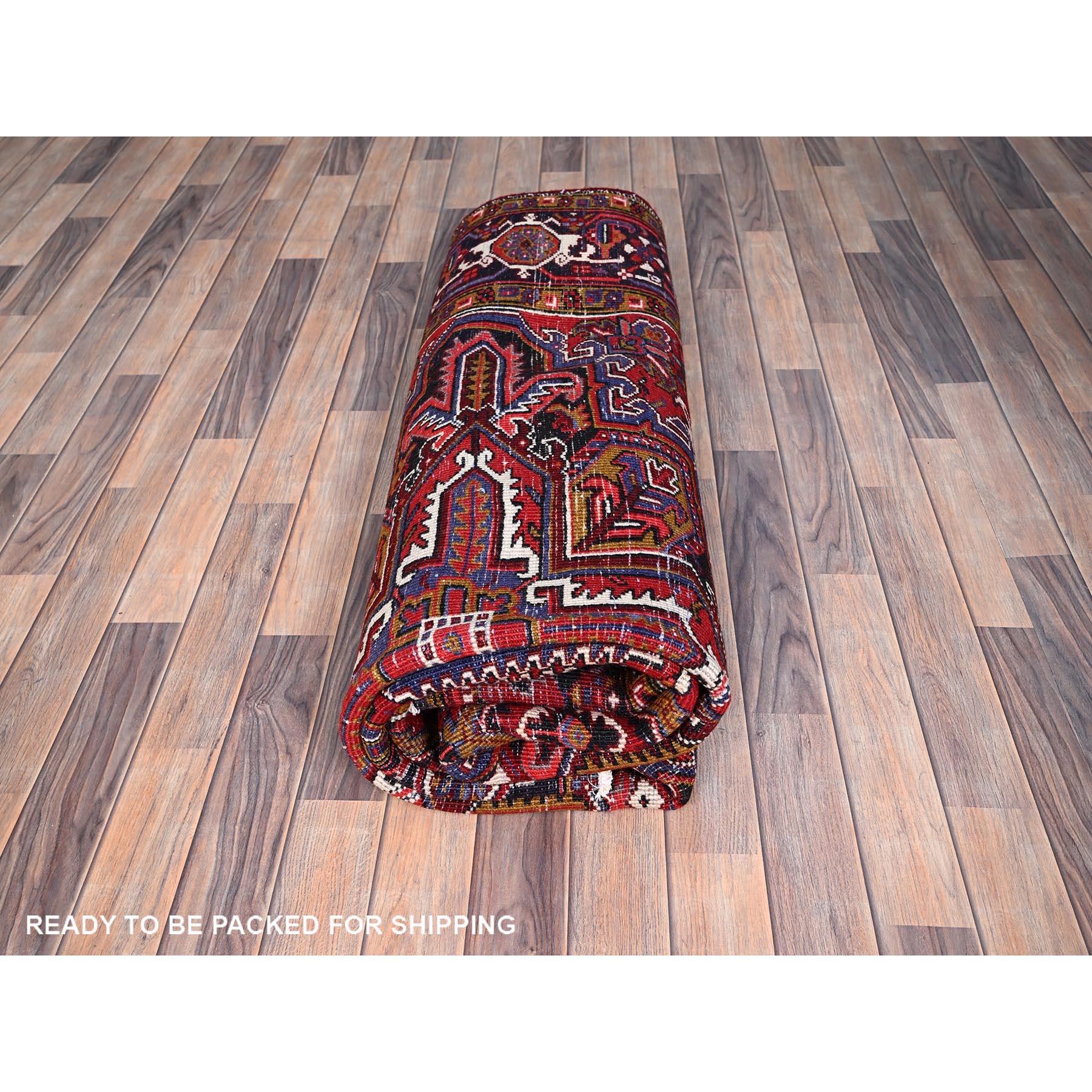 Tapis persan Heriz vintage rouge, nettoyé et noué à la main, à l'aspect rustique en vente 3