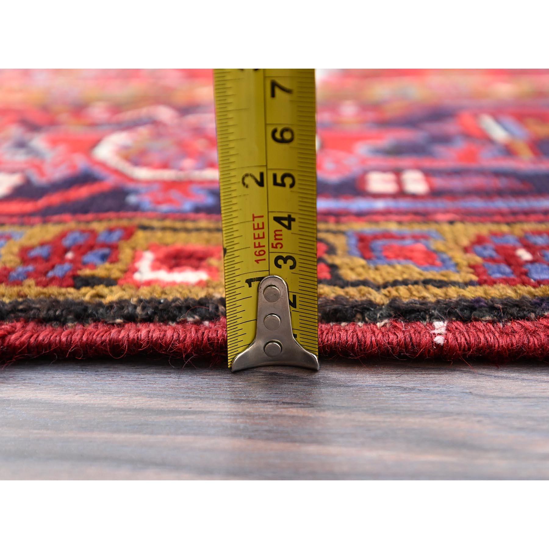 Tapis persan Heriz vintage rouge, nettoyé et noué à la main, à l'aspect rustique en vente 4