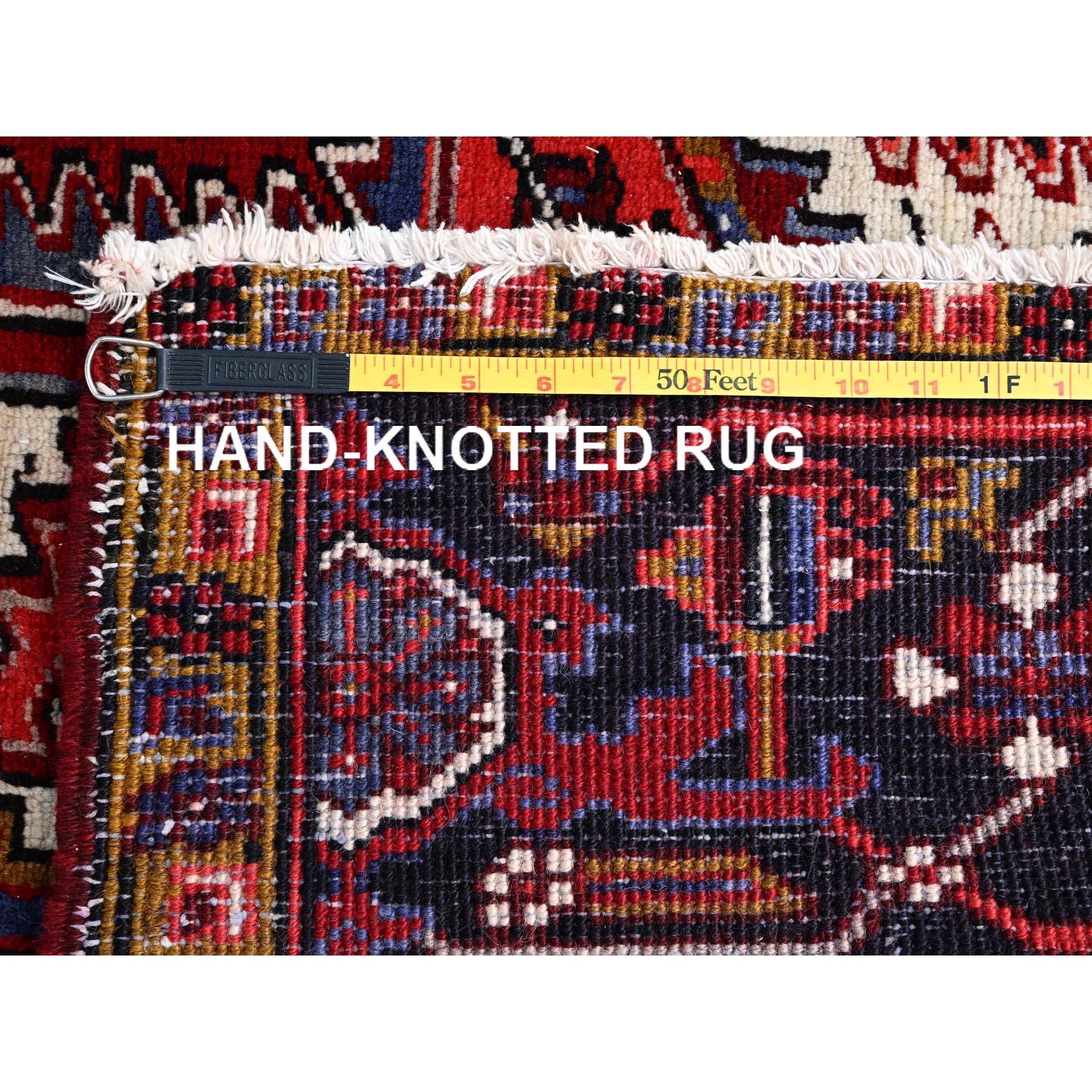 Ce fabuleux tapis noué à la main a été créé et conçu pour une résistance et une durabilité accrues. Ce tapis a été fabriqué à la main pendant des semaines selon la méthode traditionnelle qui est utilisée pour faire des
Taille exacte du tapis en