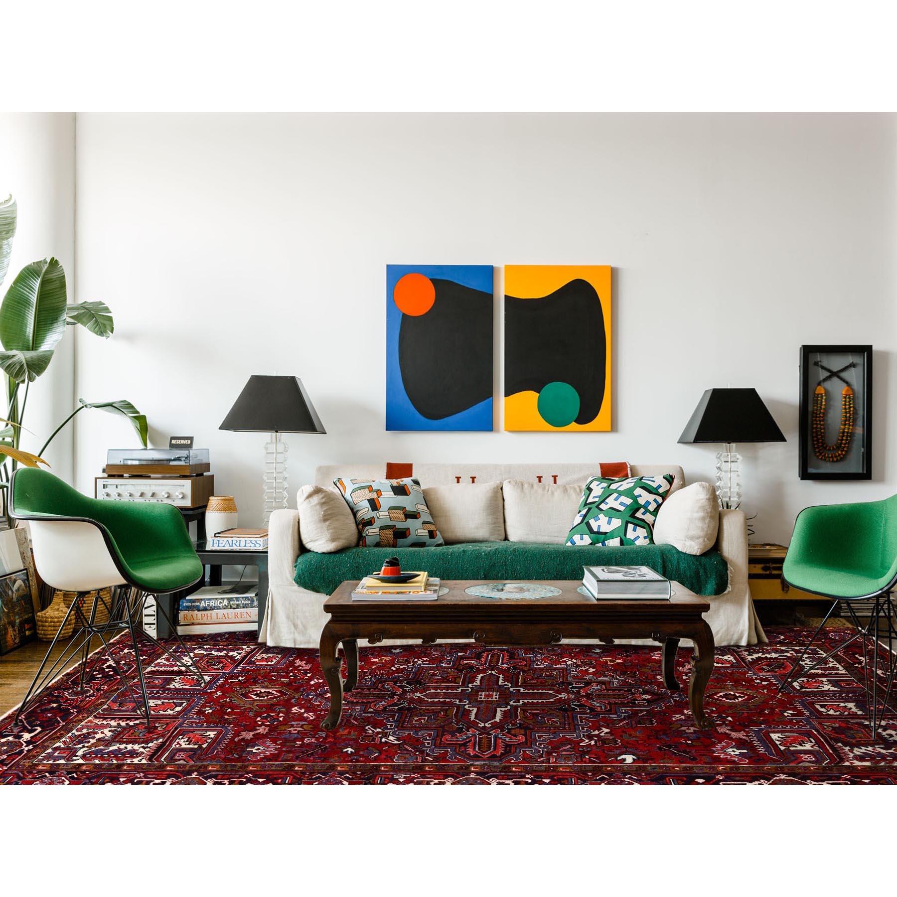 Médiéval Tapis persan Heriz vintage rouge, nettoyé et noué à la main, à l'aspect rustique en vente