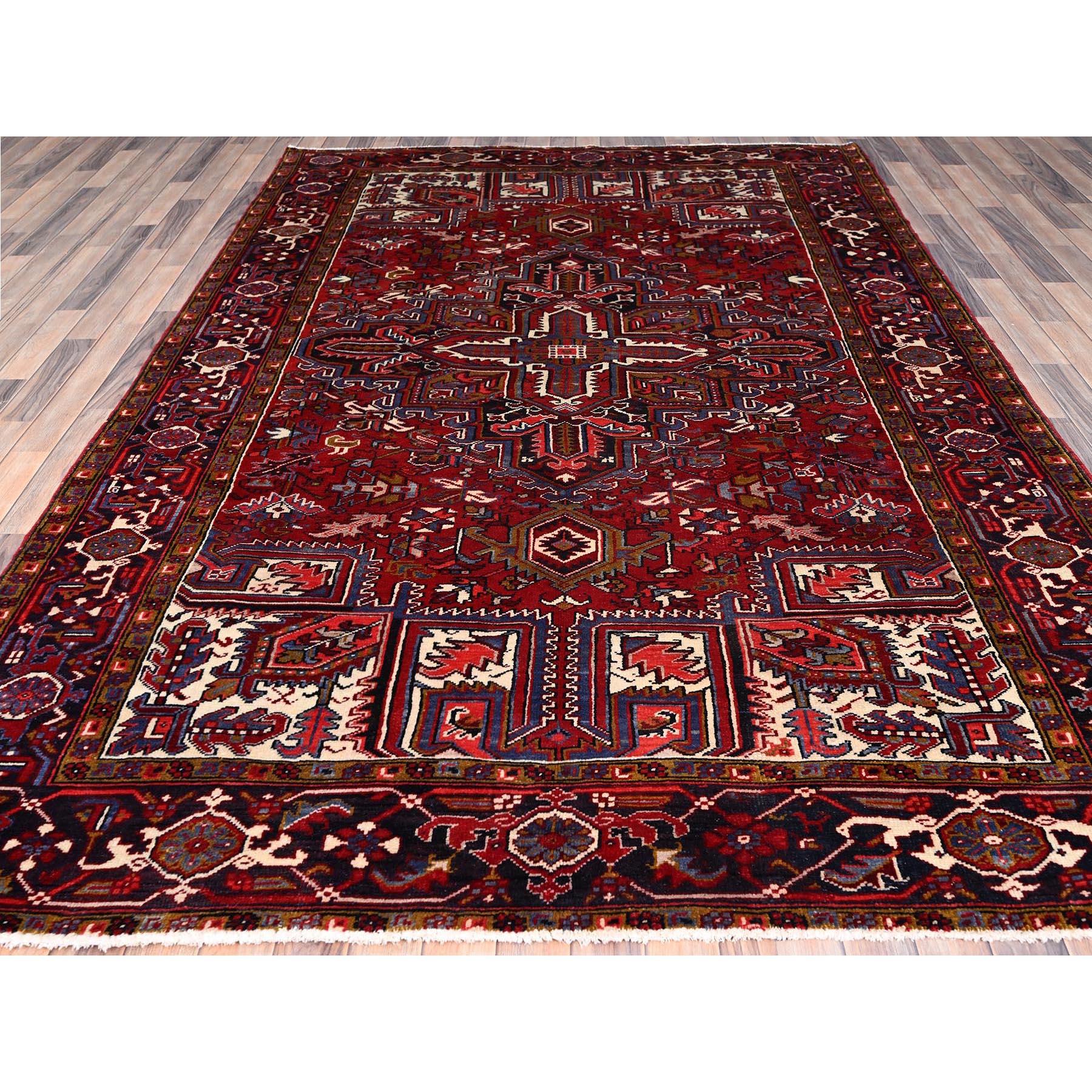 Perse Tapis persan Heriz vintage rouge, nettoyé et noué à la main, à l'aspect rustique en vente