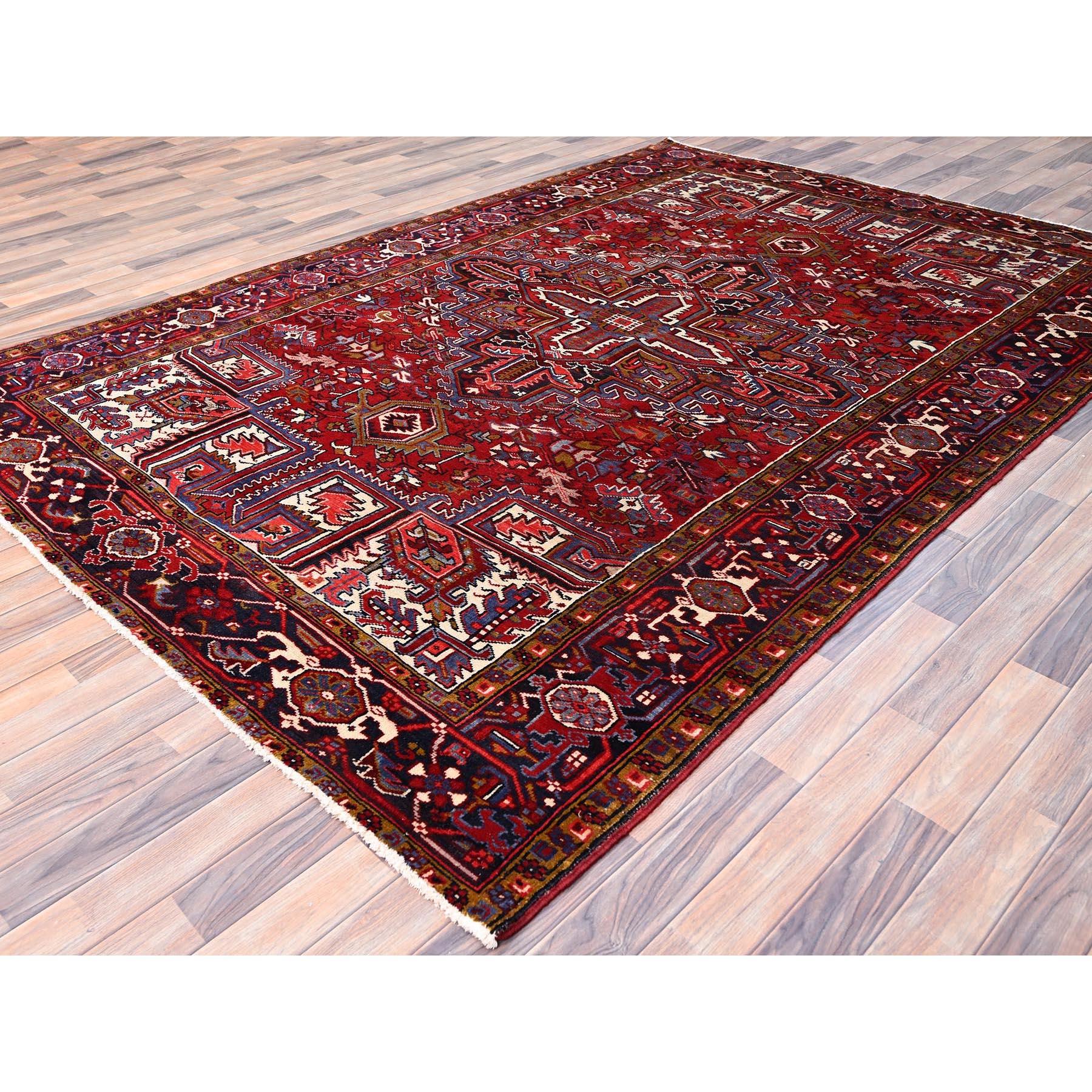 Noué à la main Tapis persan Heriz vintage rouge, nettoyé et noué à la main, à l'aspect rustique en vente