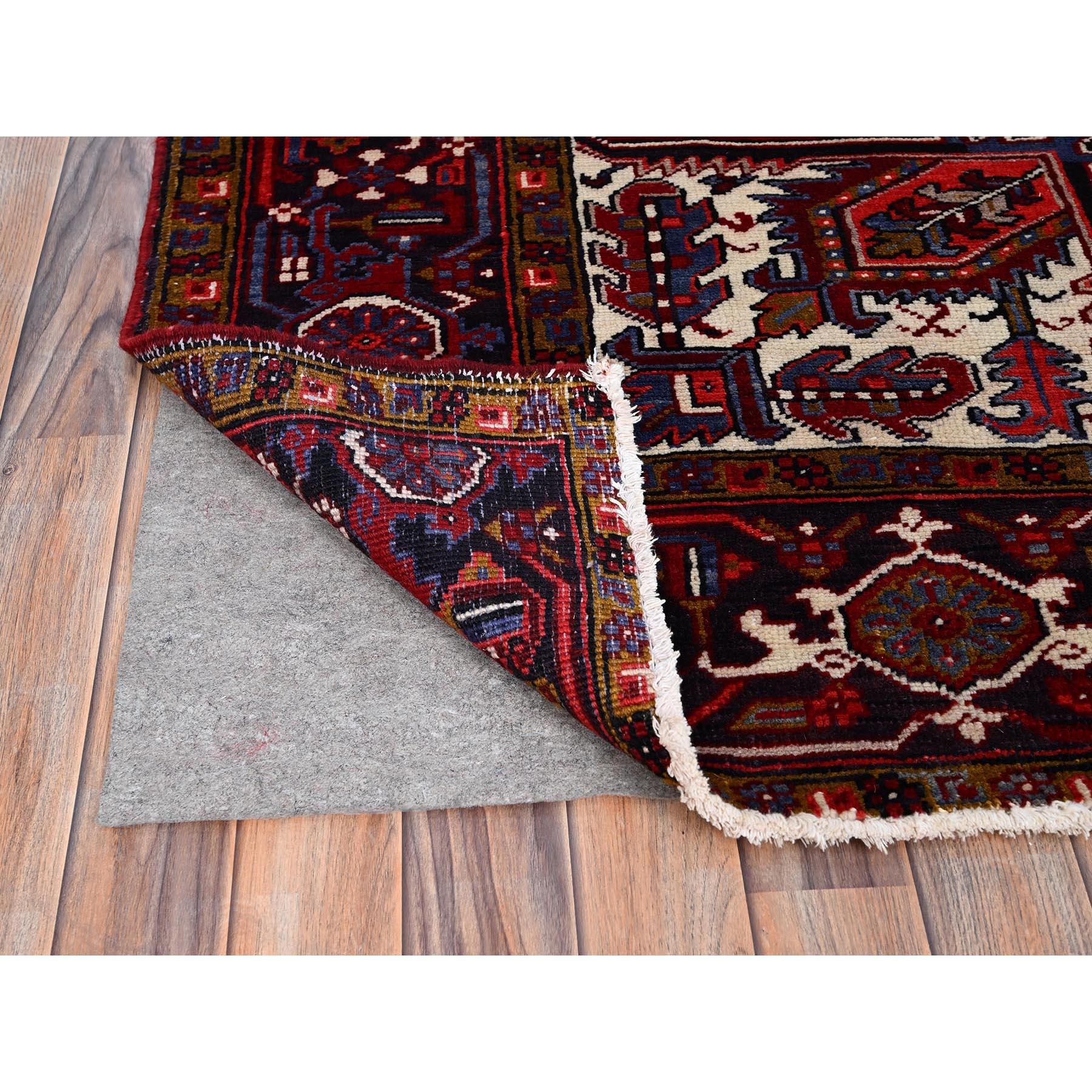 Tapis persan Heriz vintage rouge, nettoyé et noué à la main, à l'aspect rustique Bon état - En vente à Carlstadt, NJ