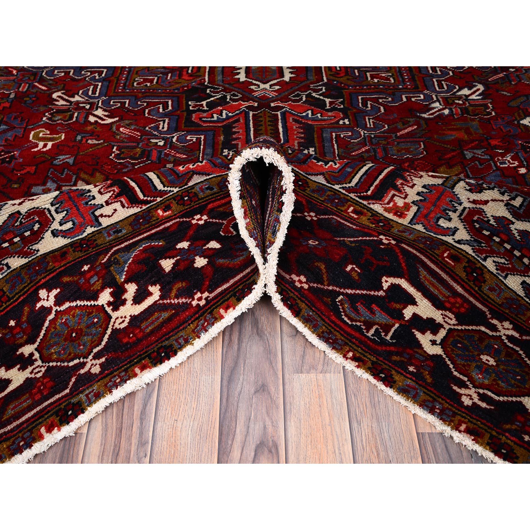 Milieu du XXe siècle Tapis persan Heriz vintage rouge, nettoyé et noué à la main, à l'aspect rustique en vente