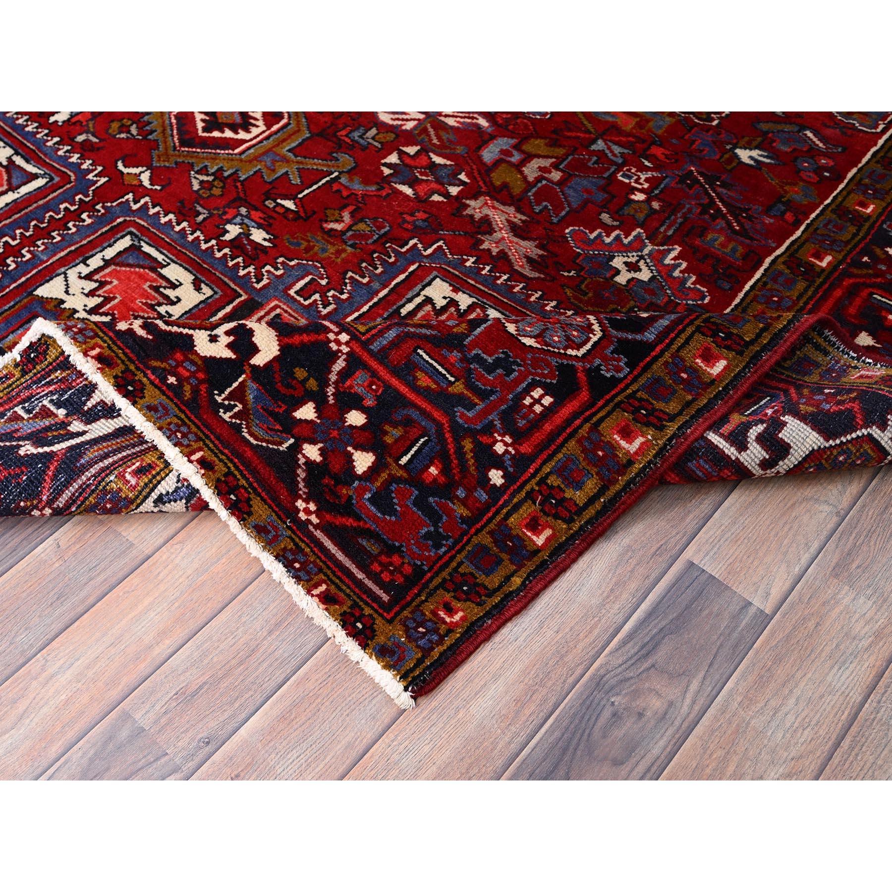 Laine Tapis persan Heriz vintage rouge, nettoyé et noué à la main, à l'aspect rustique en vente