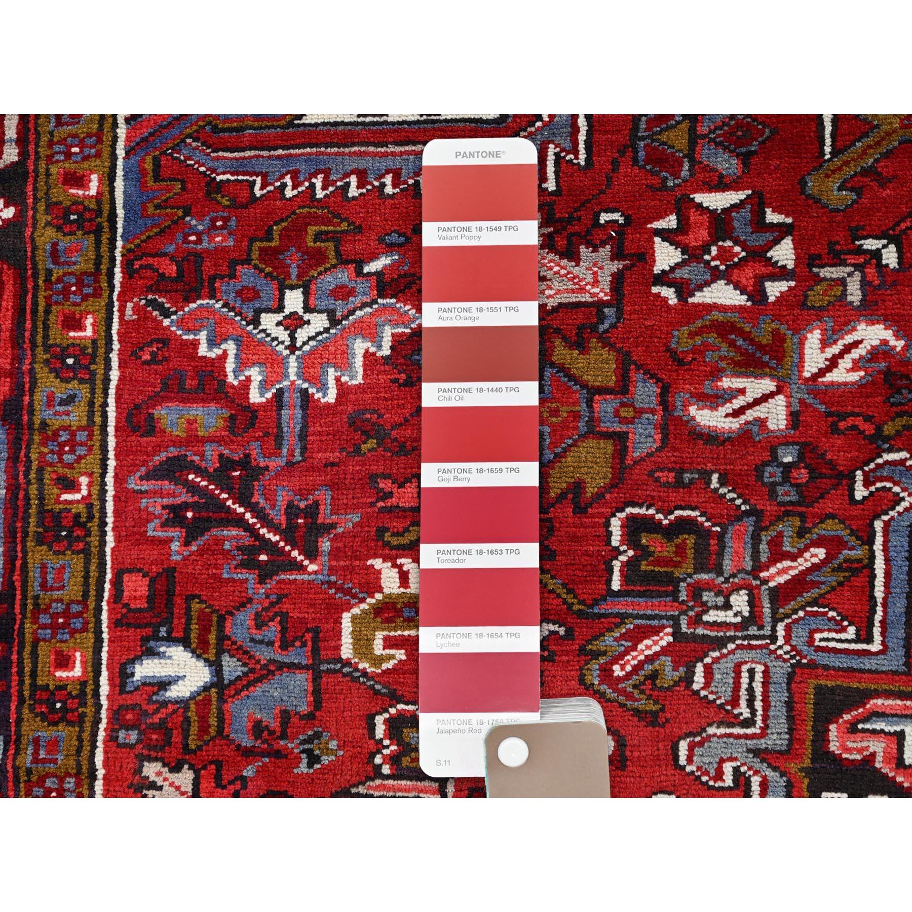 Tapis persan Heriz vintage rouge, nettoyé et noué à la main, à l'aspect rustique en vente 1