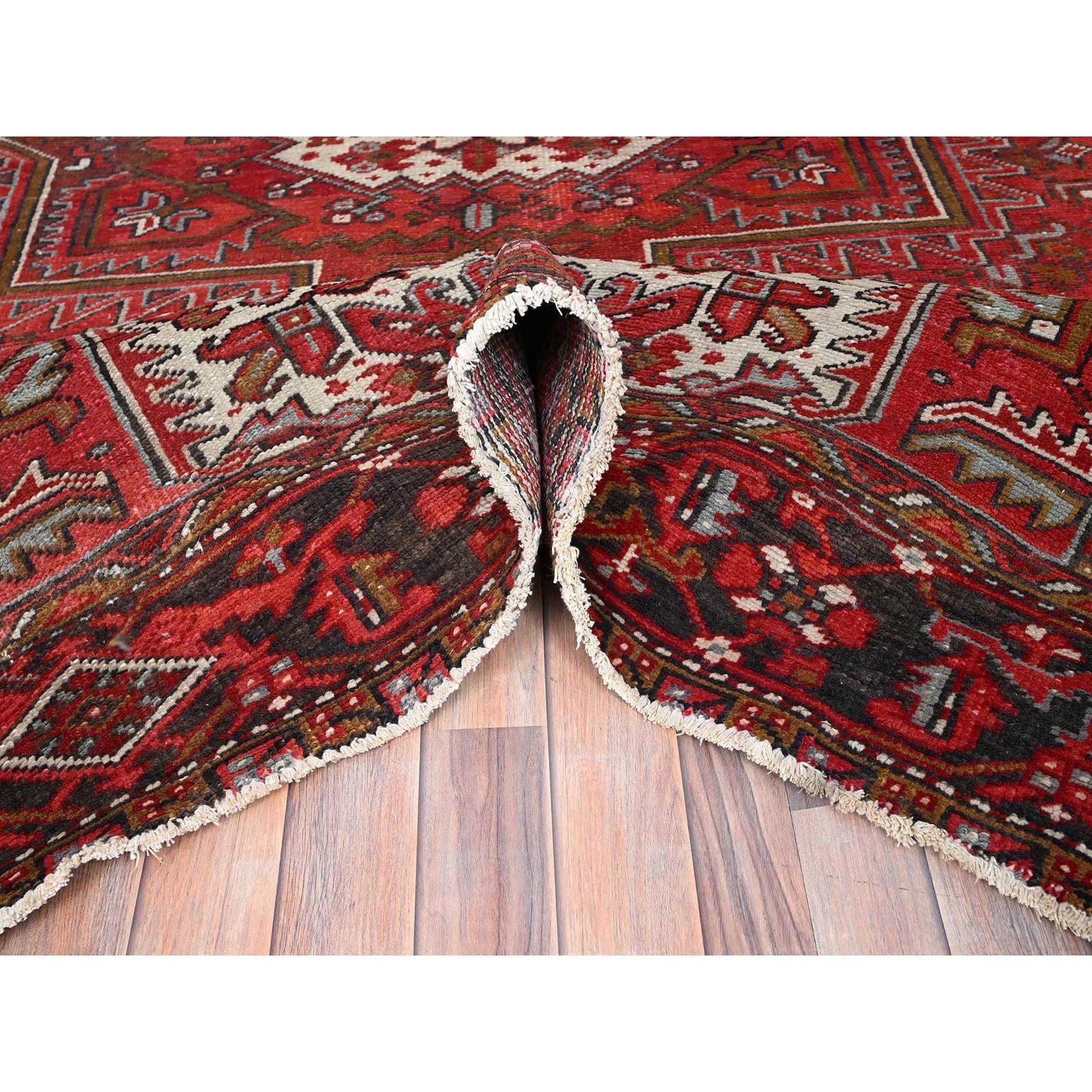 Tapis rouge vintage persan Heriz Village à motif rustique en pure laine nouée à la main Bon état - En vente à Carlstadt, NJ