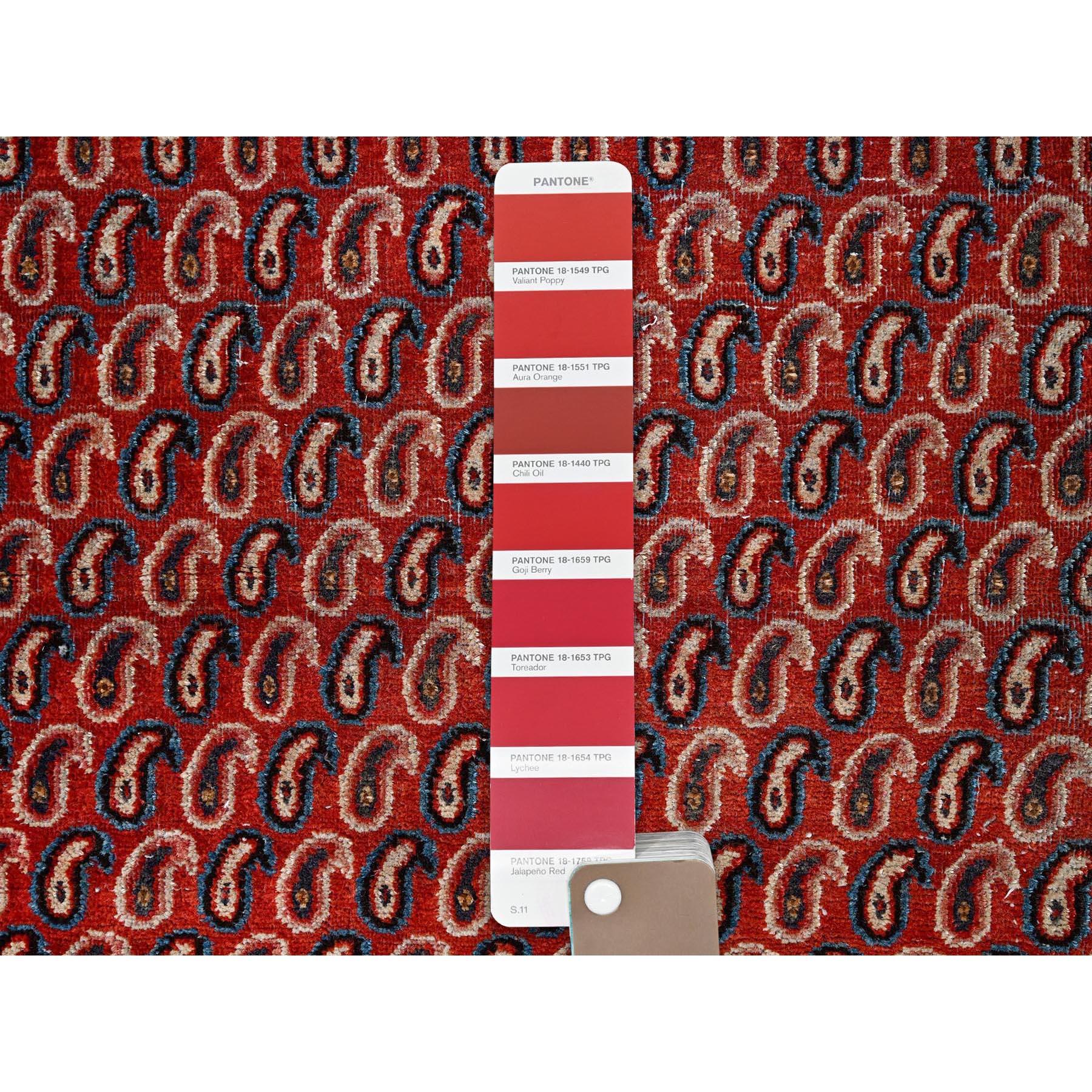 Noué à la main Tapis de couloir vintage persan Senneh en laine douce rouge à l'aspect vieilli, noué à la main en vente