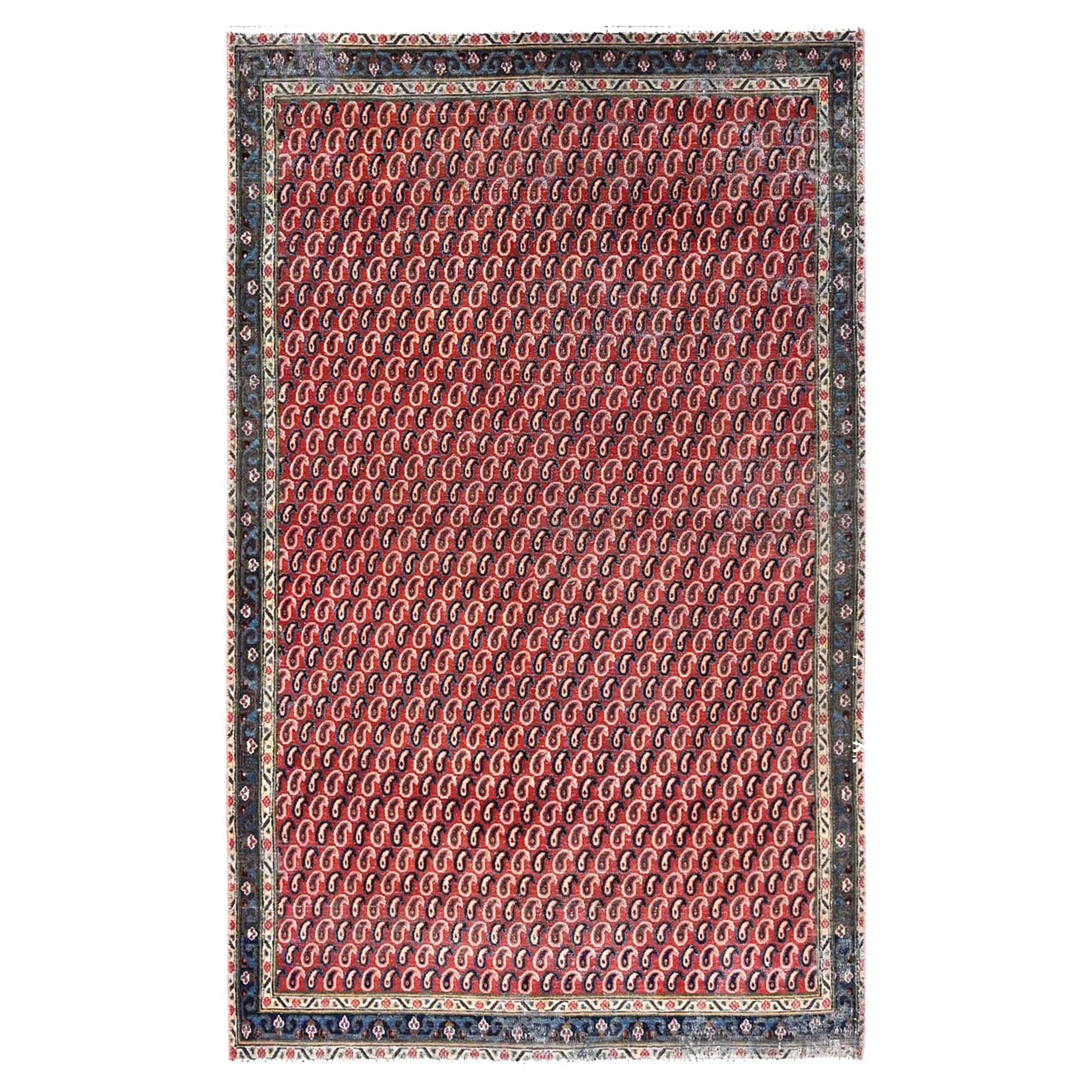 Tapis de couloir vintage persan Senneh en laine douce rouge à l'aspect vieilli, noué à la main en vente