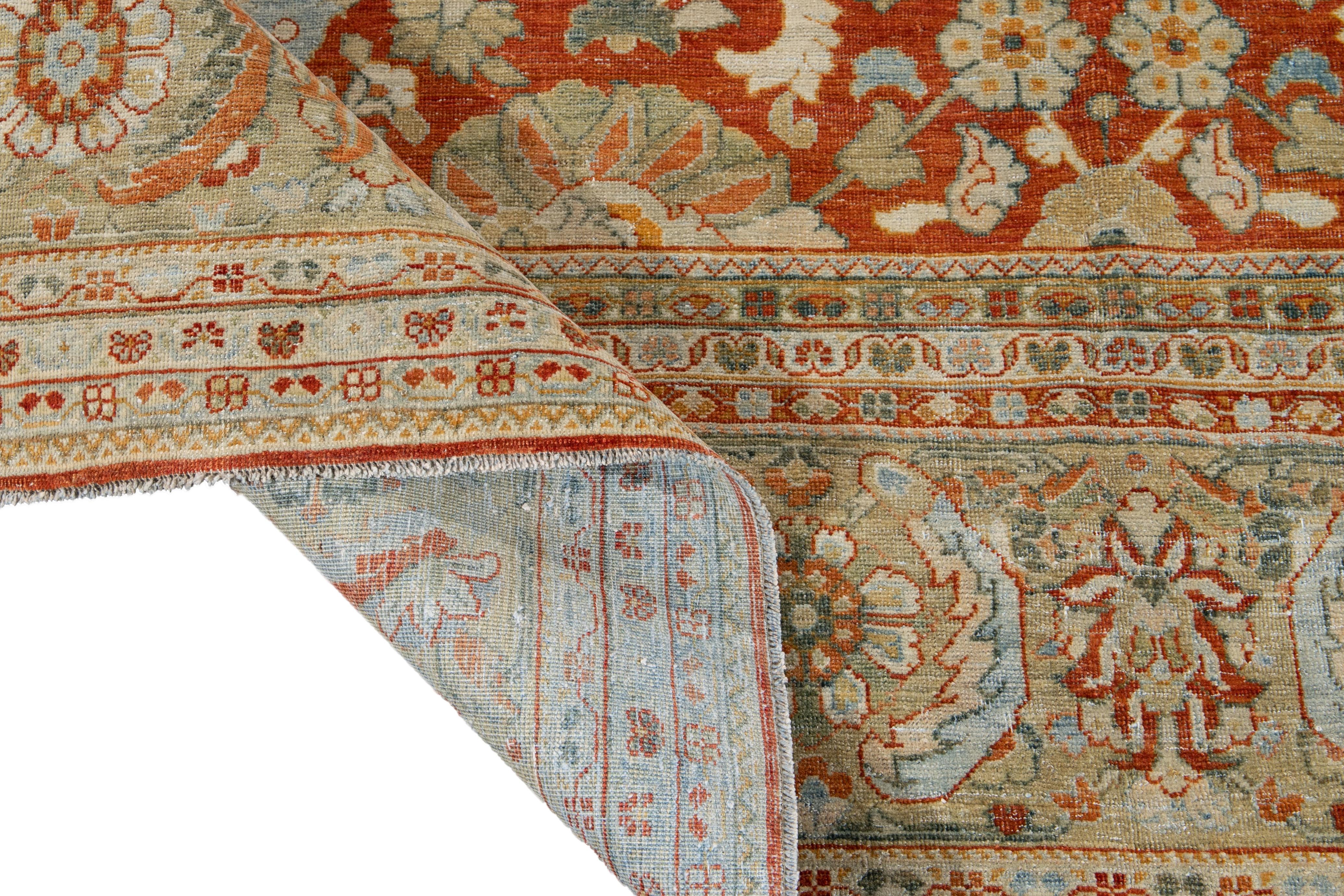 Bellissimo tappeto persiano Tabriz vintage in lana annodata a mano con campo rosso. Questo Tabriz presenta accenti di blu, beige e avorio in uno splendido disegno floreale geometrico all-over. 

Questo tappeto misura: 9'10