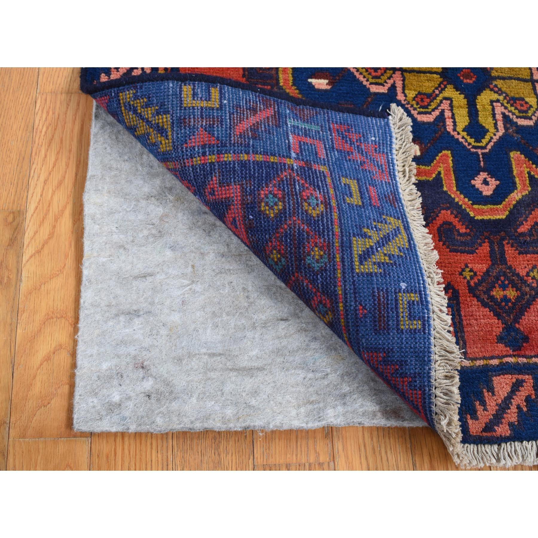 Médiéval Tapis de couloir vintage persan Viss à poils longs rouges en laine nouée à la main en vente