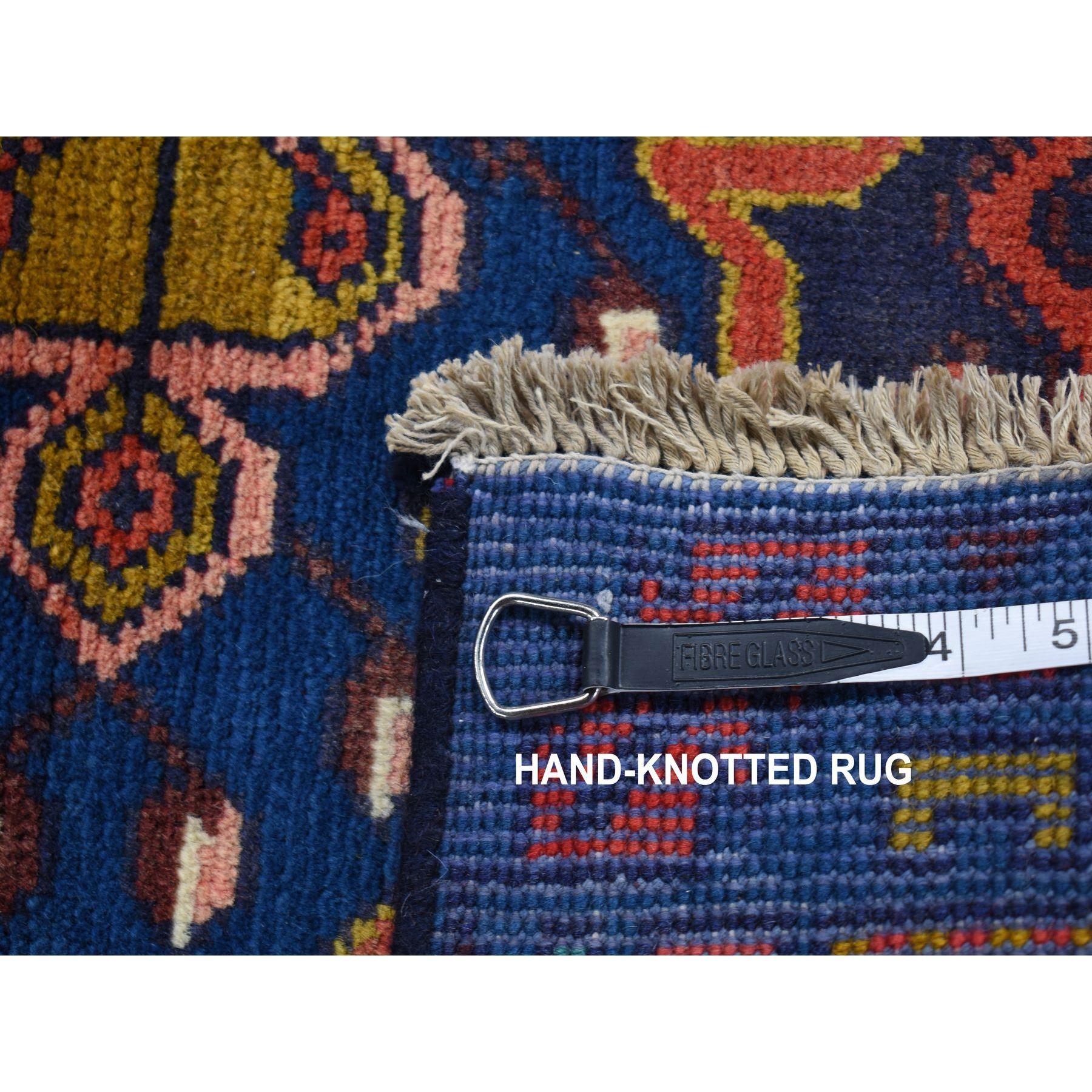 Tapis de couloir vintage persan Viss à poils longs rouges en laine nouée à la main en vente 1