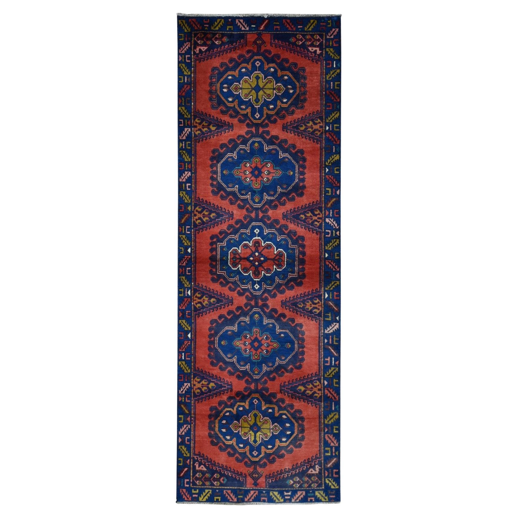 Tapis de couloir vintage persan Viss à poils longs rouges en laine nouée à la main en vente