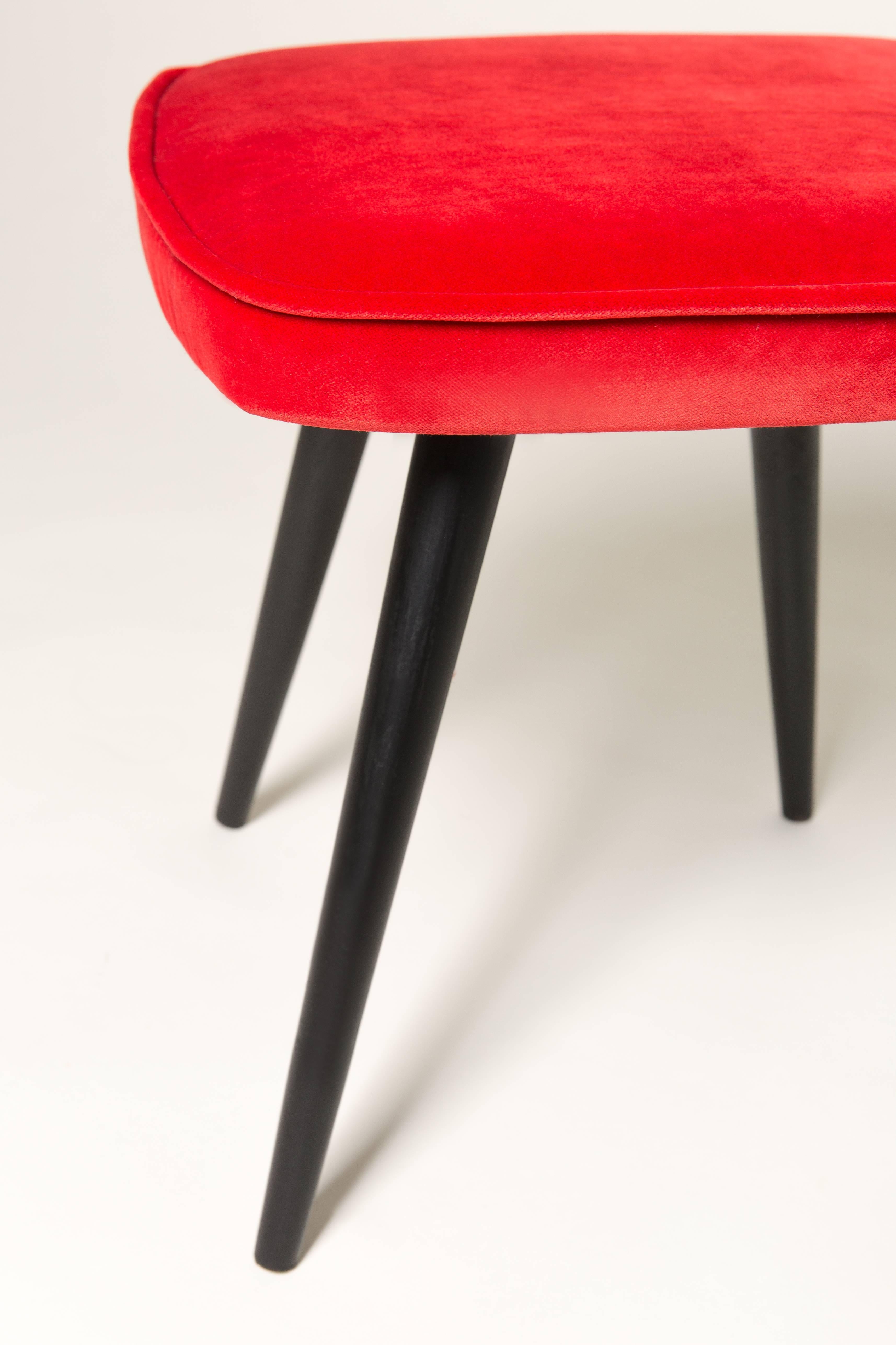 Taburete vintage de terciopelo rojo de mediados de siglo, Europa, 1960 Moderno de mediados de siglo en venta