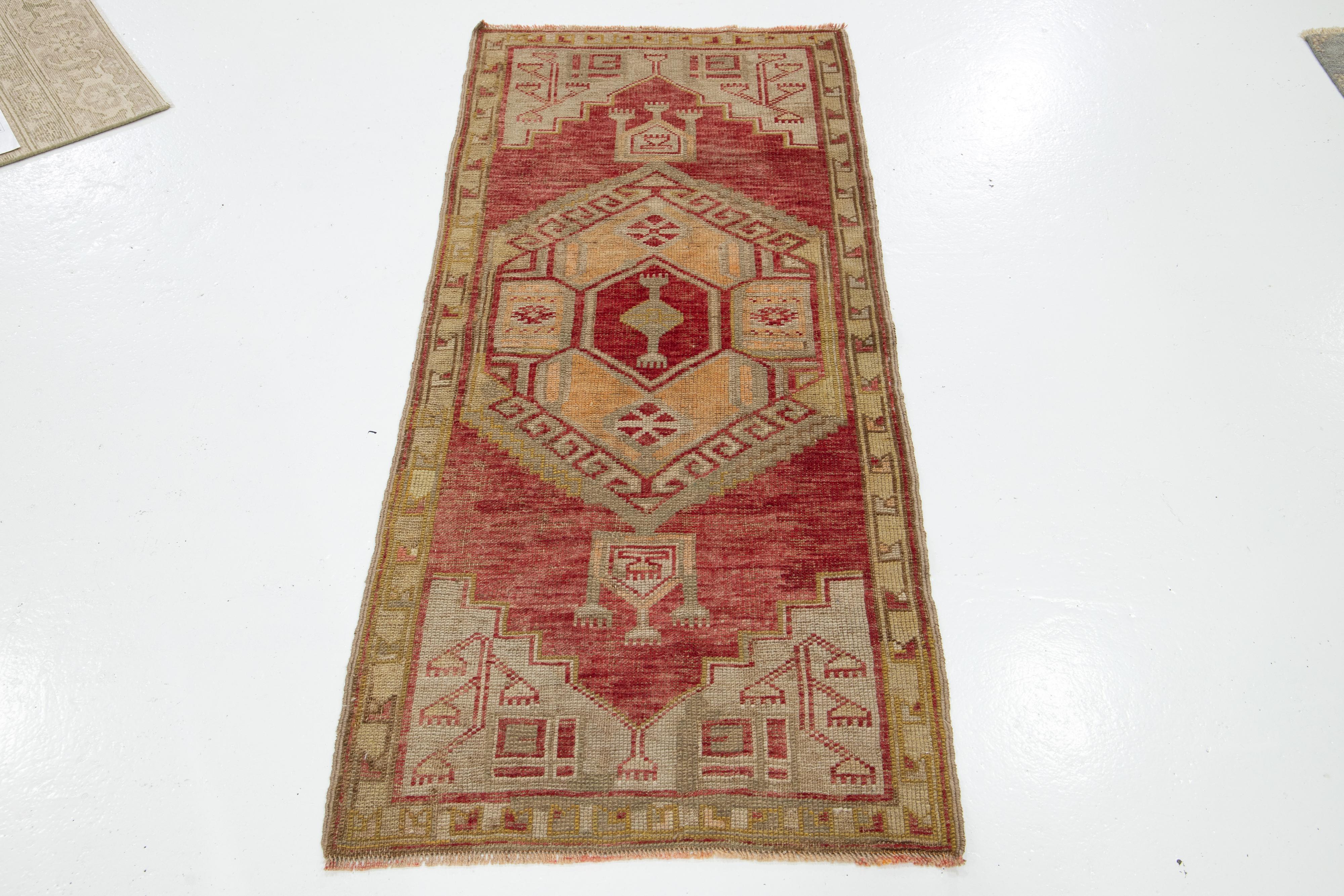 Tapis vintage turc d'Anatolie, fait à la main, à motifs géométriques en vente 2
