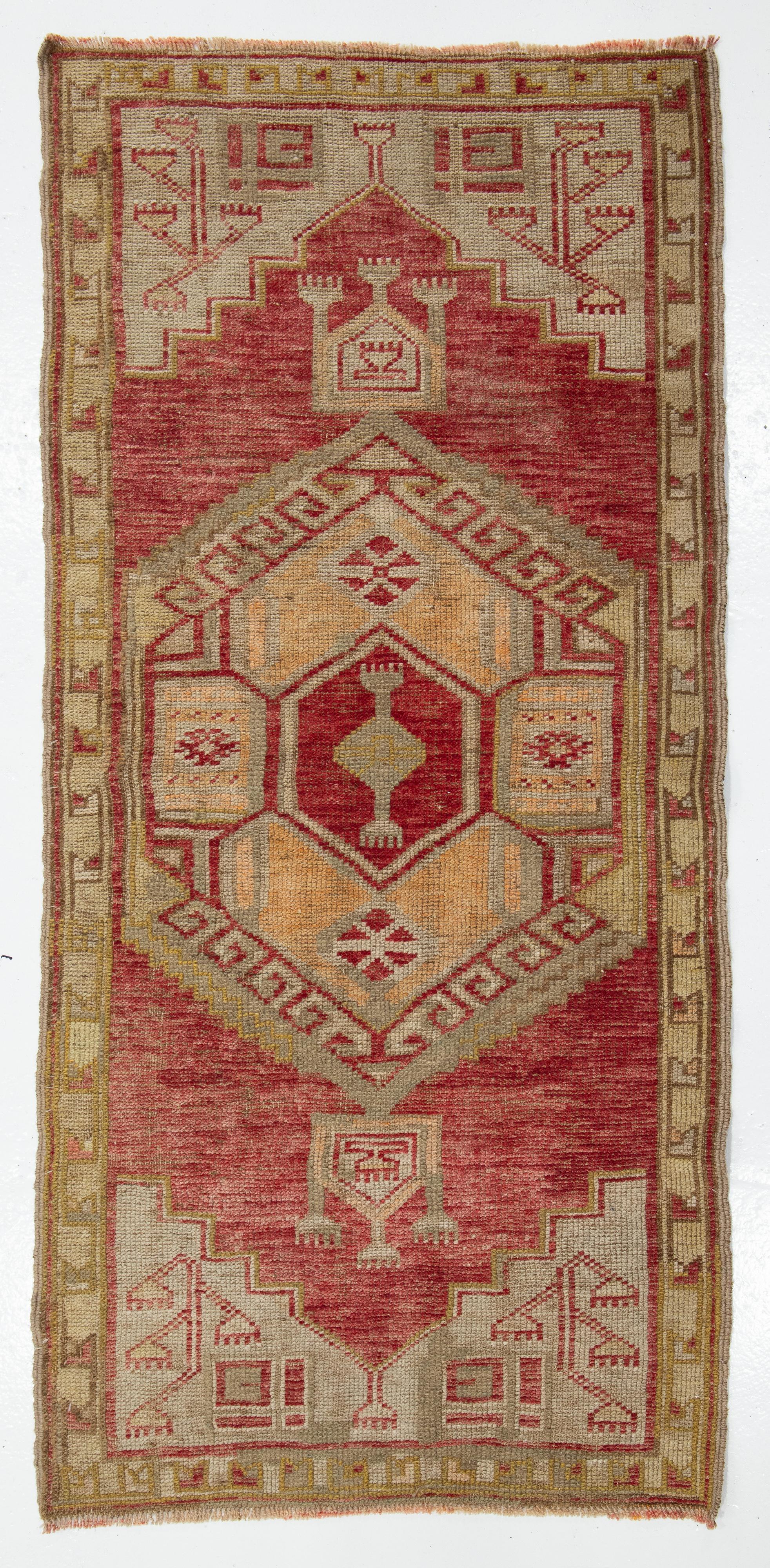 Laine Tapis vintage turc d'Anatolie, fait à la main, à motifs géométriques en vente