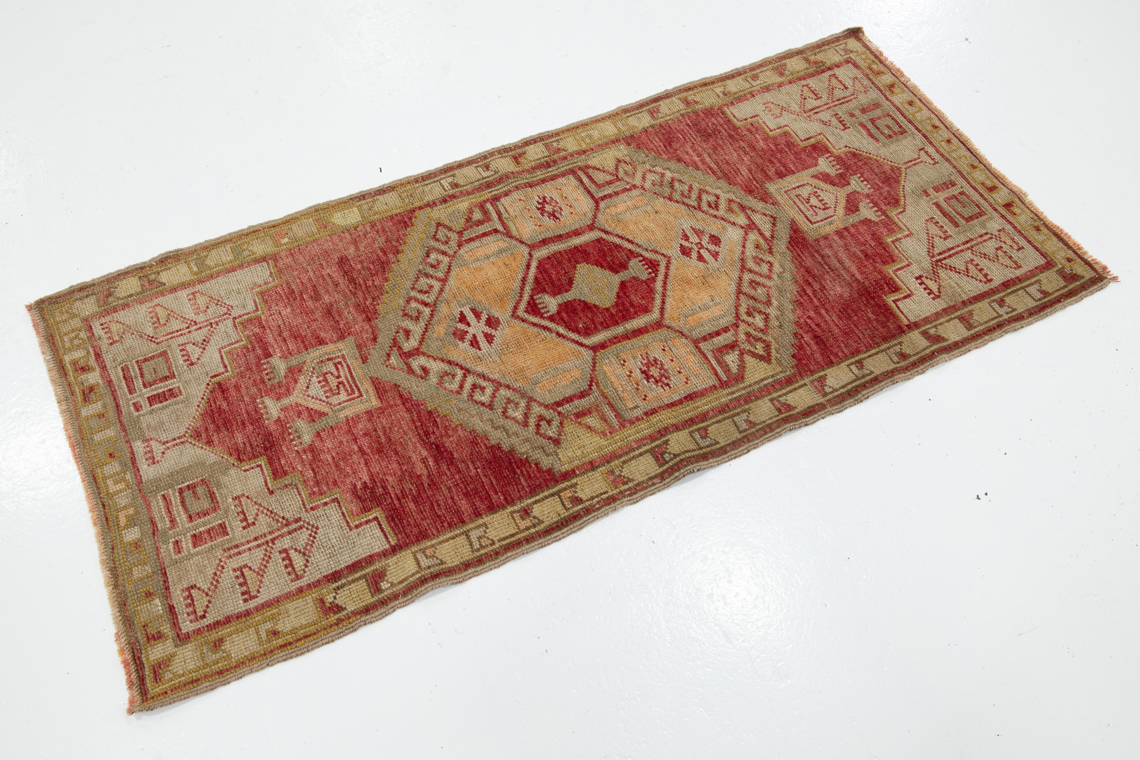 Tapis vintage turc d'Anatolie, fait à la main, à motifs géométriques en vente 1