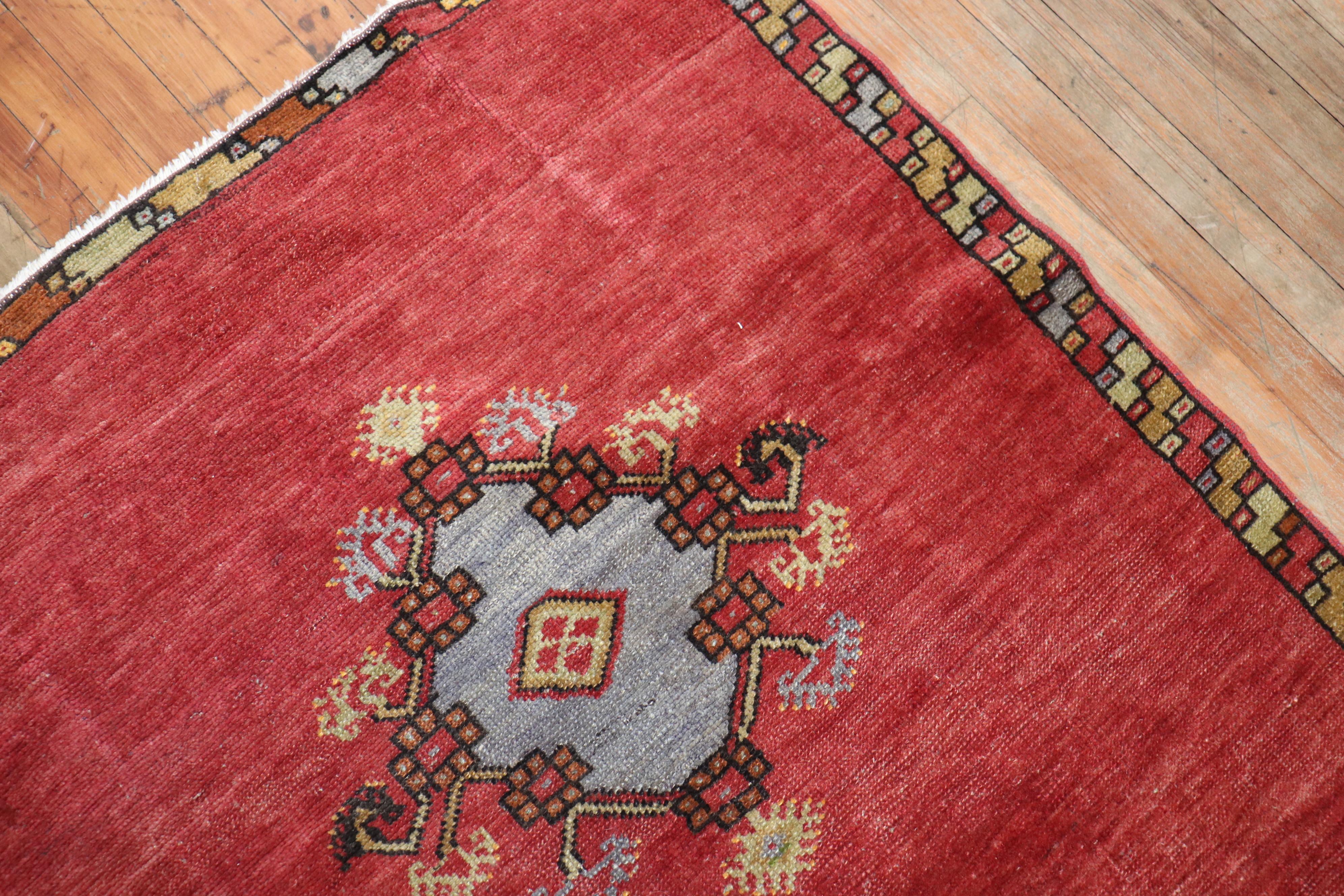 Runner turco anatolico rosso vintage In condizioni buone in vendita a New York, NY