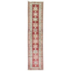 Tapis de couloir vintage turc d'Anatolie rouge