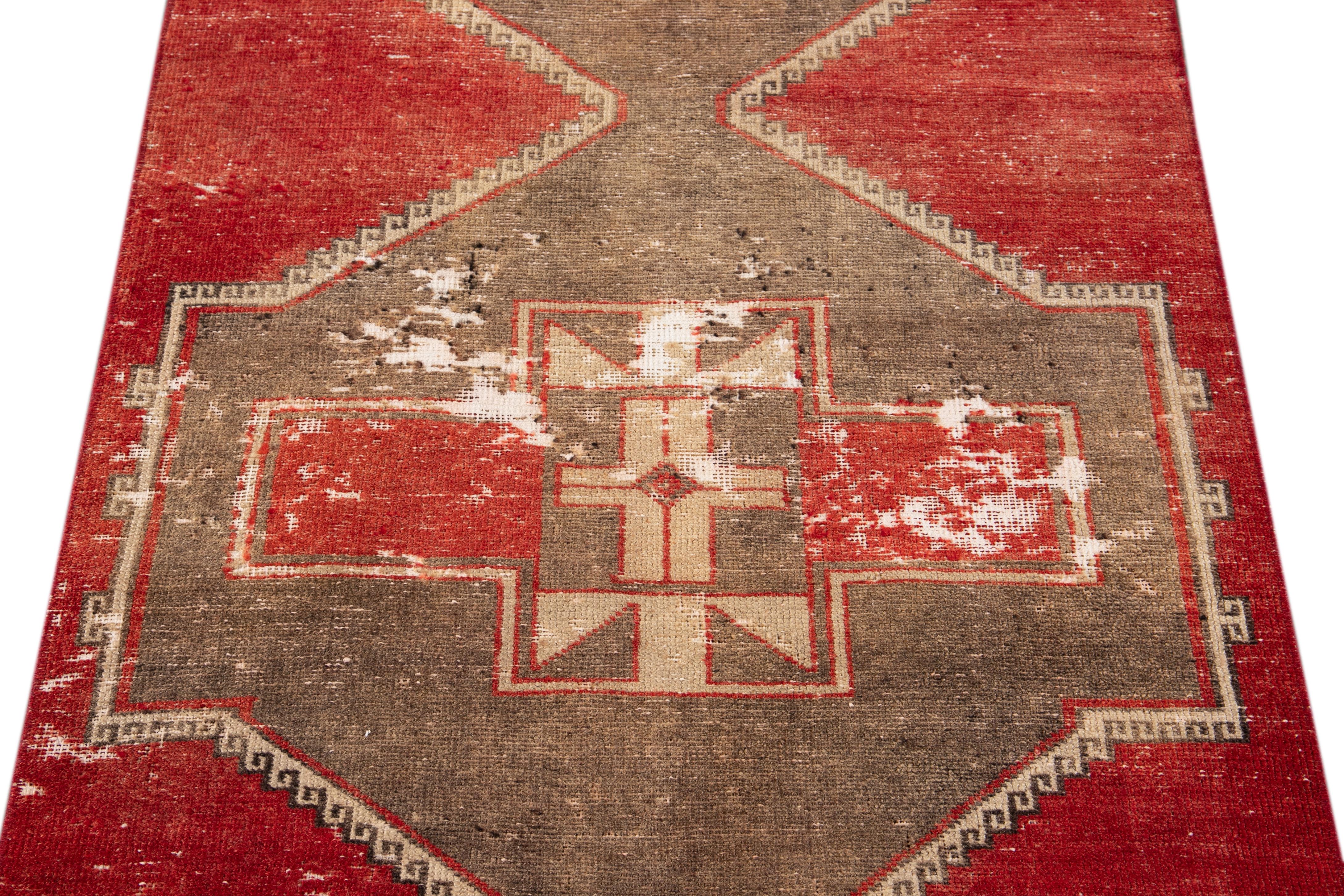 Roter türkischer geometrischer Vintage-Läufer aus Wolle im Angebot 8