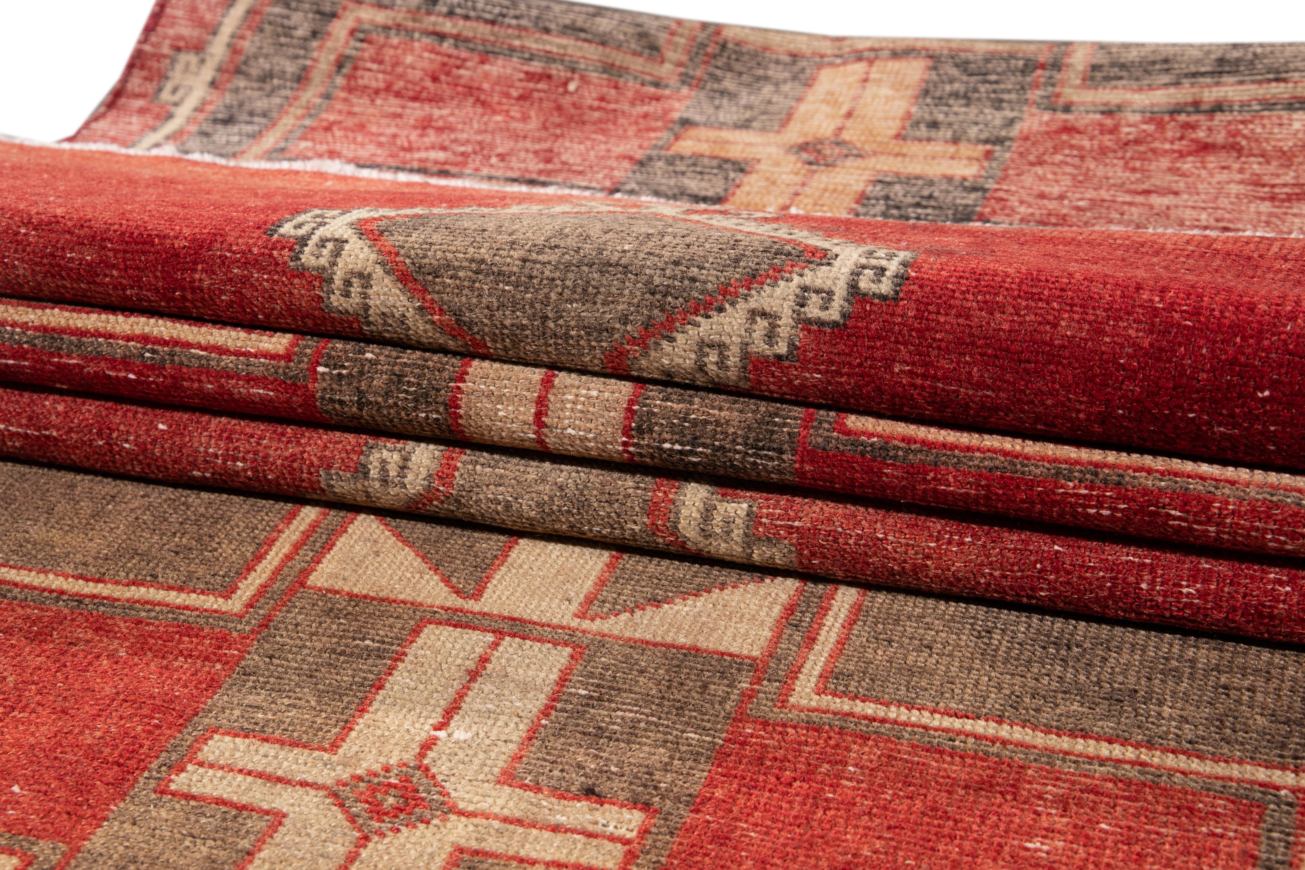 Roter türkischer geometrischer Vintage-Läufer aus Wolle im Angebot 9