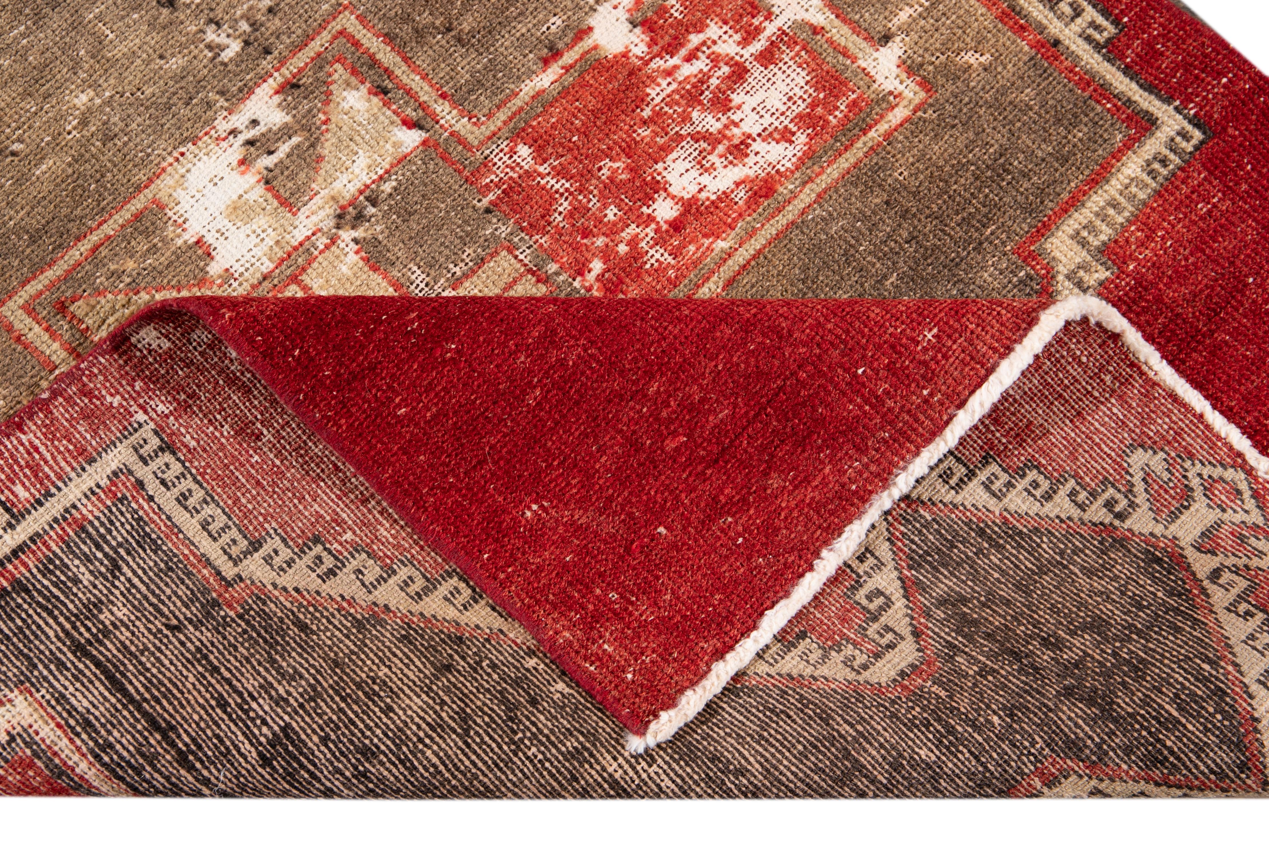 Roter türkischer geometrischer Vintage-Läufer aus Wolle (Türkisch) im Angebot