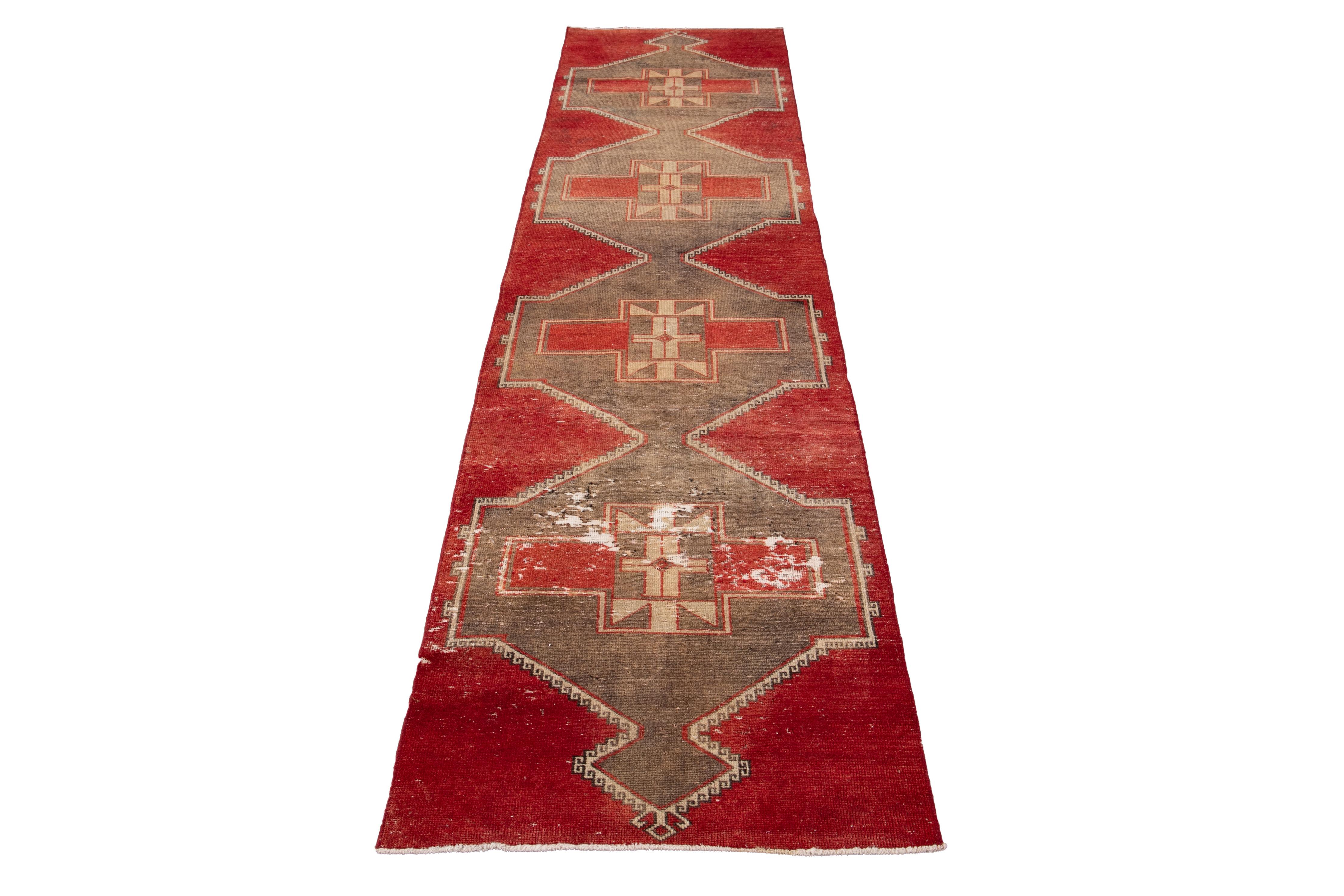 Roter türkischer geometrischer Vintage-Läufer aus Wolle (Handgeknüpft) im Angebot