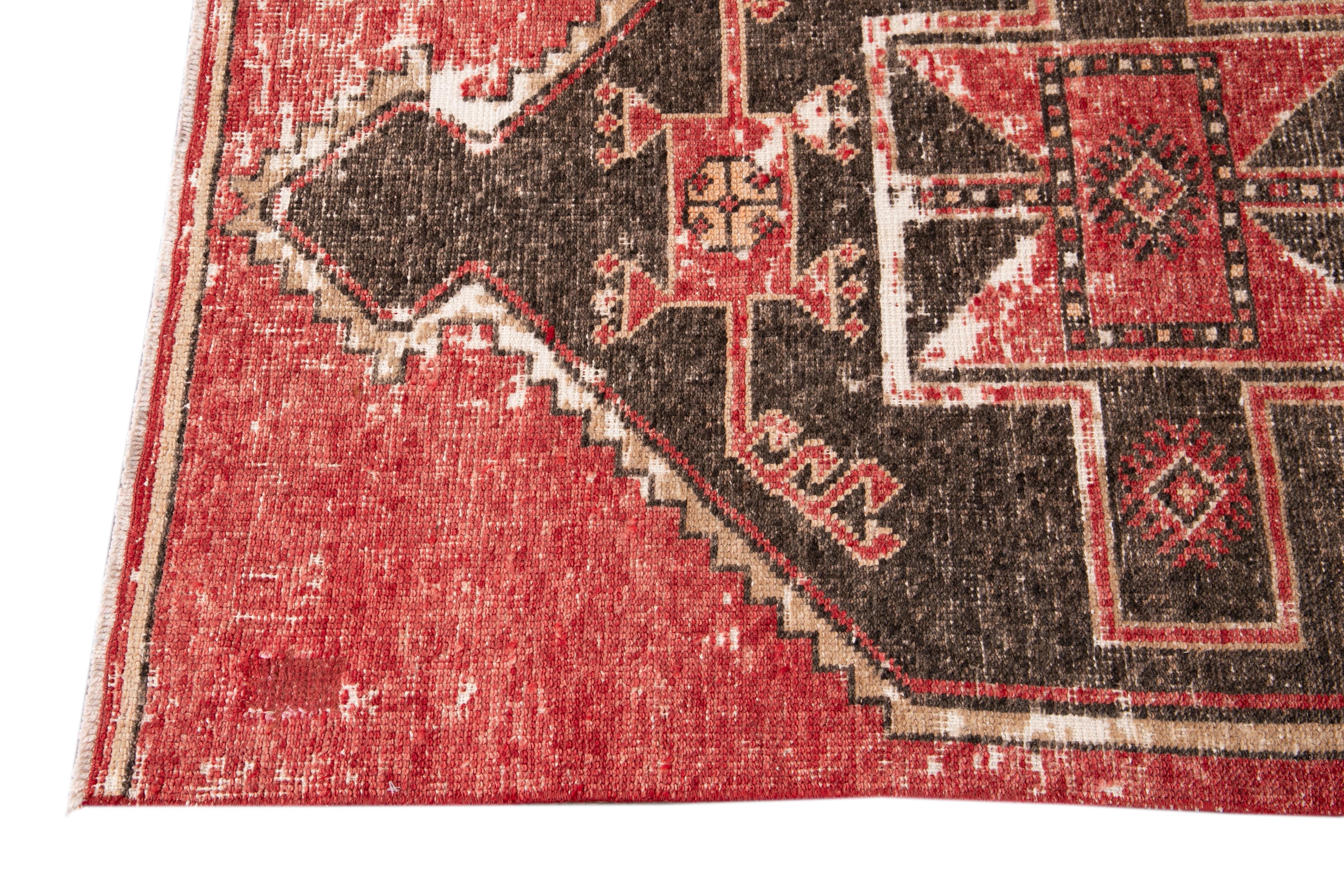 Roter türkischer geometrischer Vintage-Läufer aus Wolle (Handgeknüpft) im Angebot