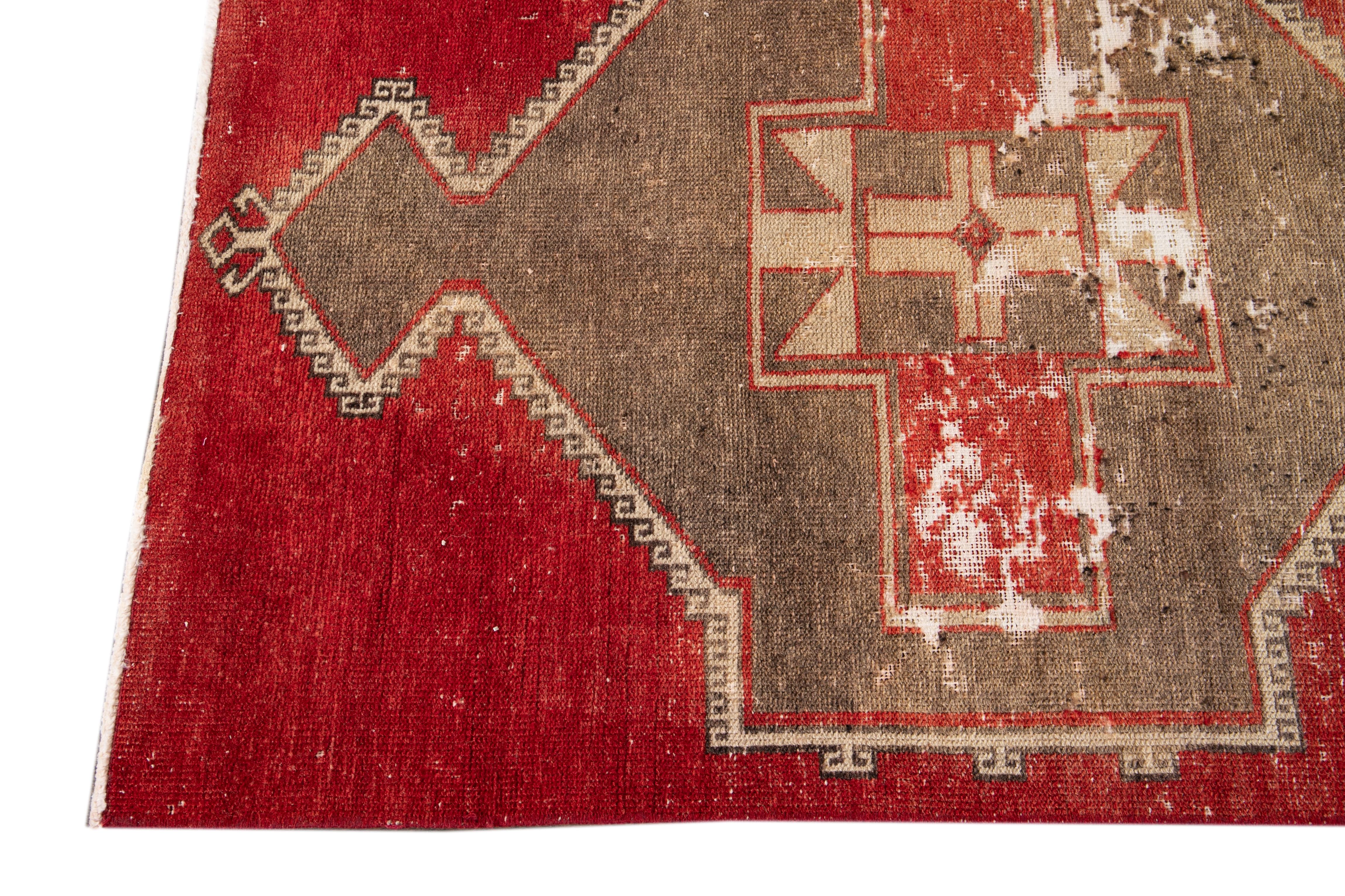 Roter türkischer geometrischer Vintage-Läufer aus Wolle im Zustand „Starke Gebrauchsspuren“ im Angebot in Norwalk, CT