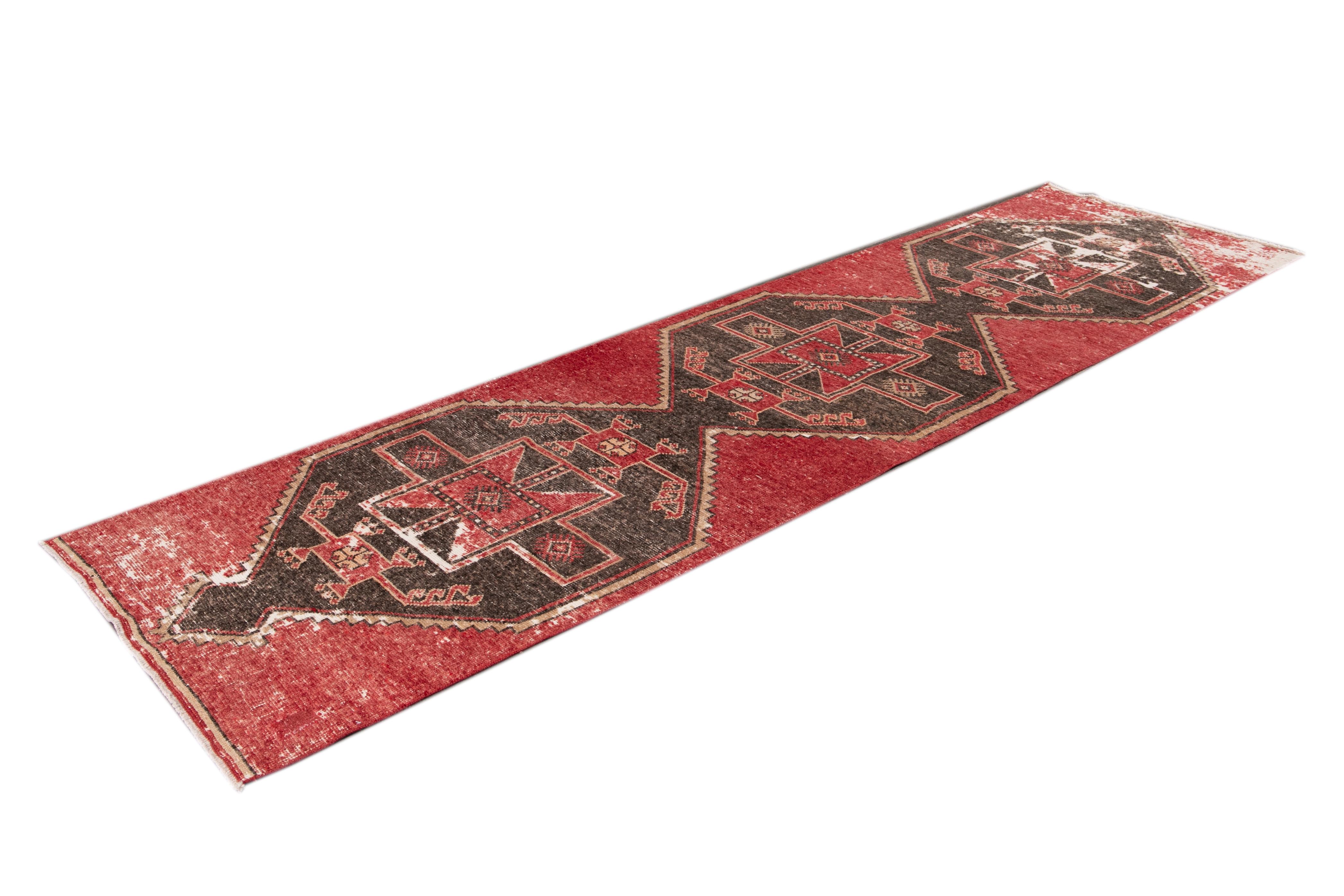 Roter türkischer geometrischer Vintage-Läufer aus Wolle im Zustand „Starke Gebrauchsspuren“ im Angebot in Norwalk, CT