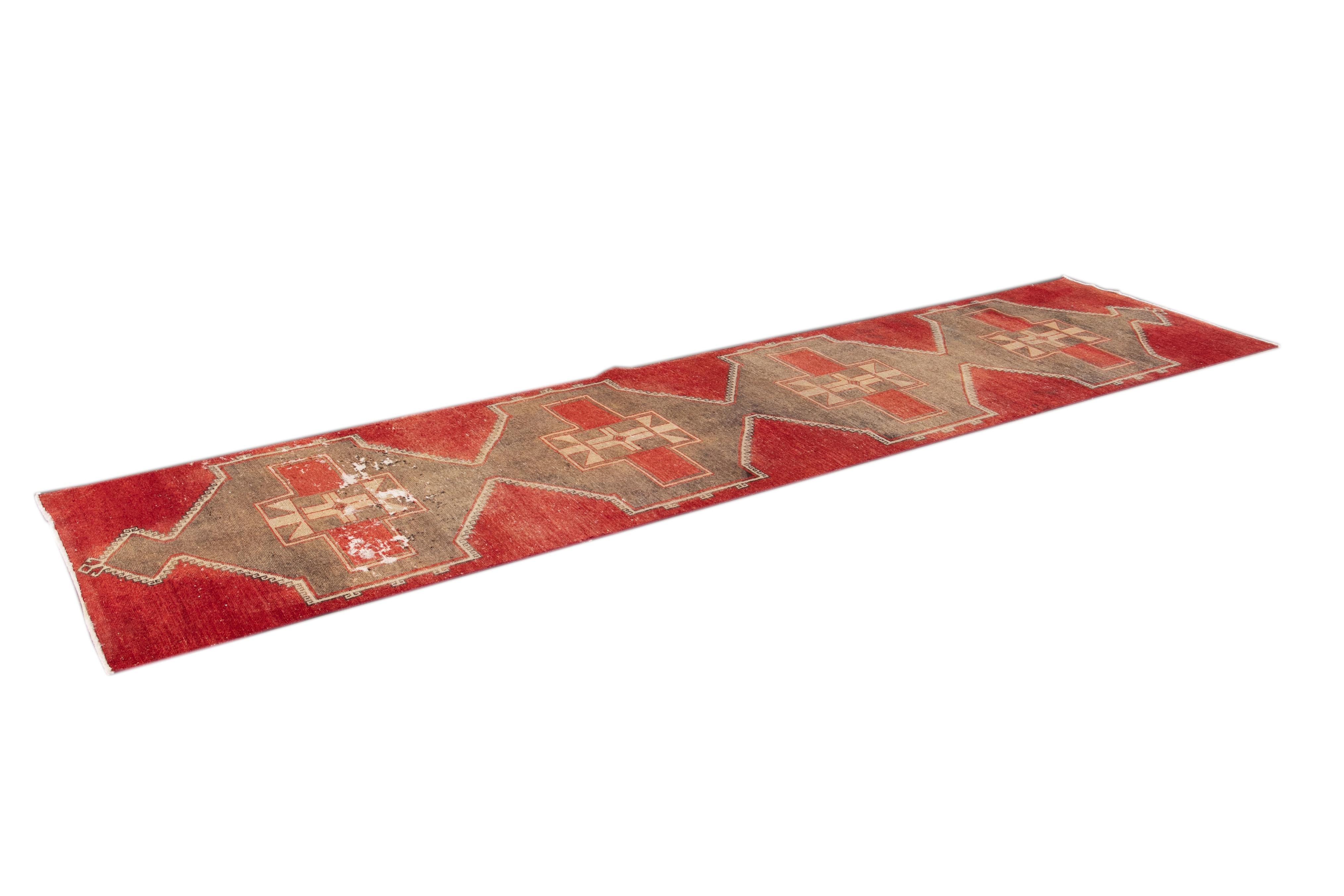 Roter türkischer geometrischer Vintage-Läufer aus Wolle (20. Jahrhundert) im Angebot