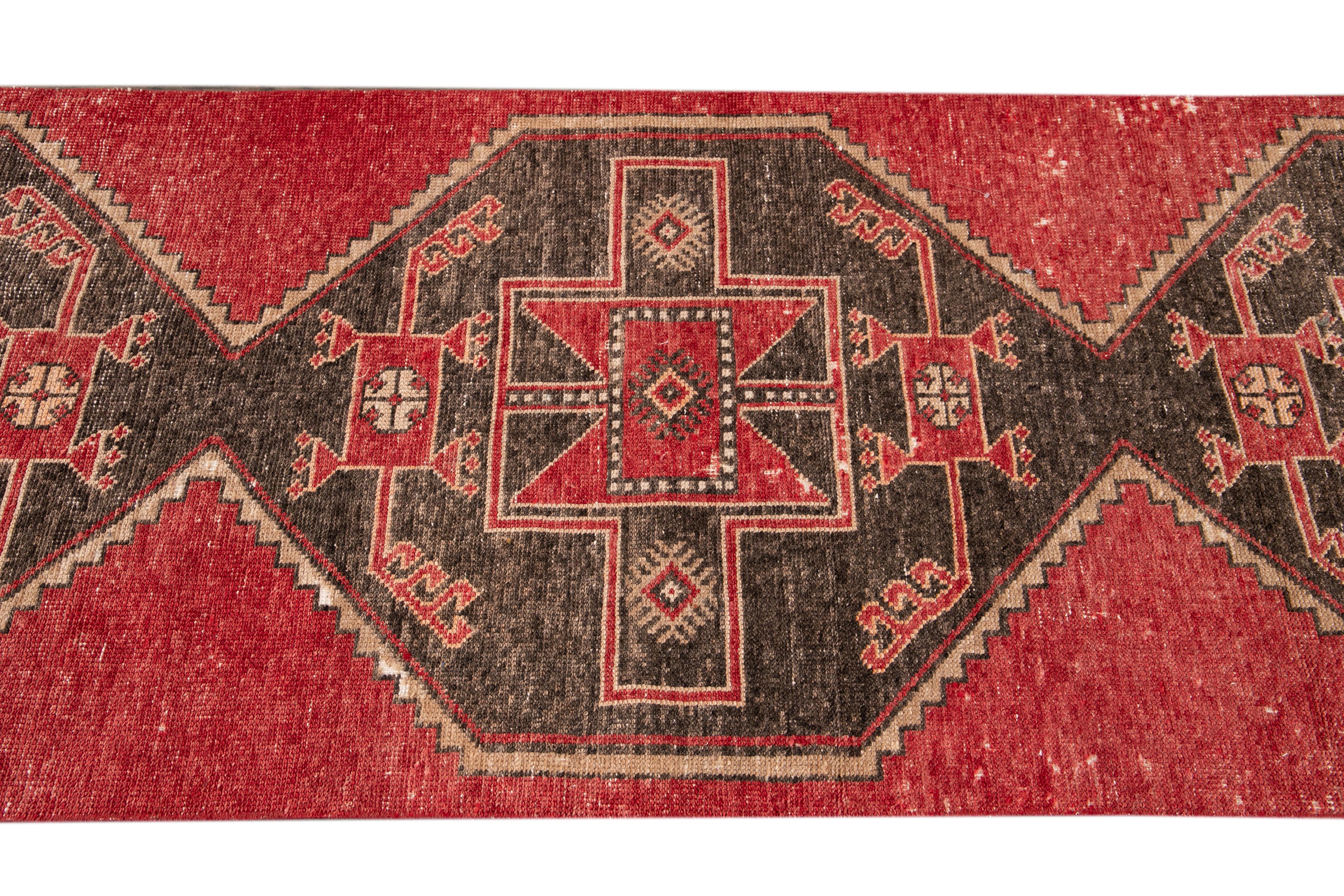 Roter türkischer geometrischer Vintage-Läufer aus Wolle (20. Jahrhundert) im Angebot