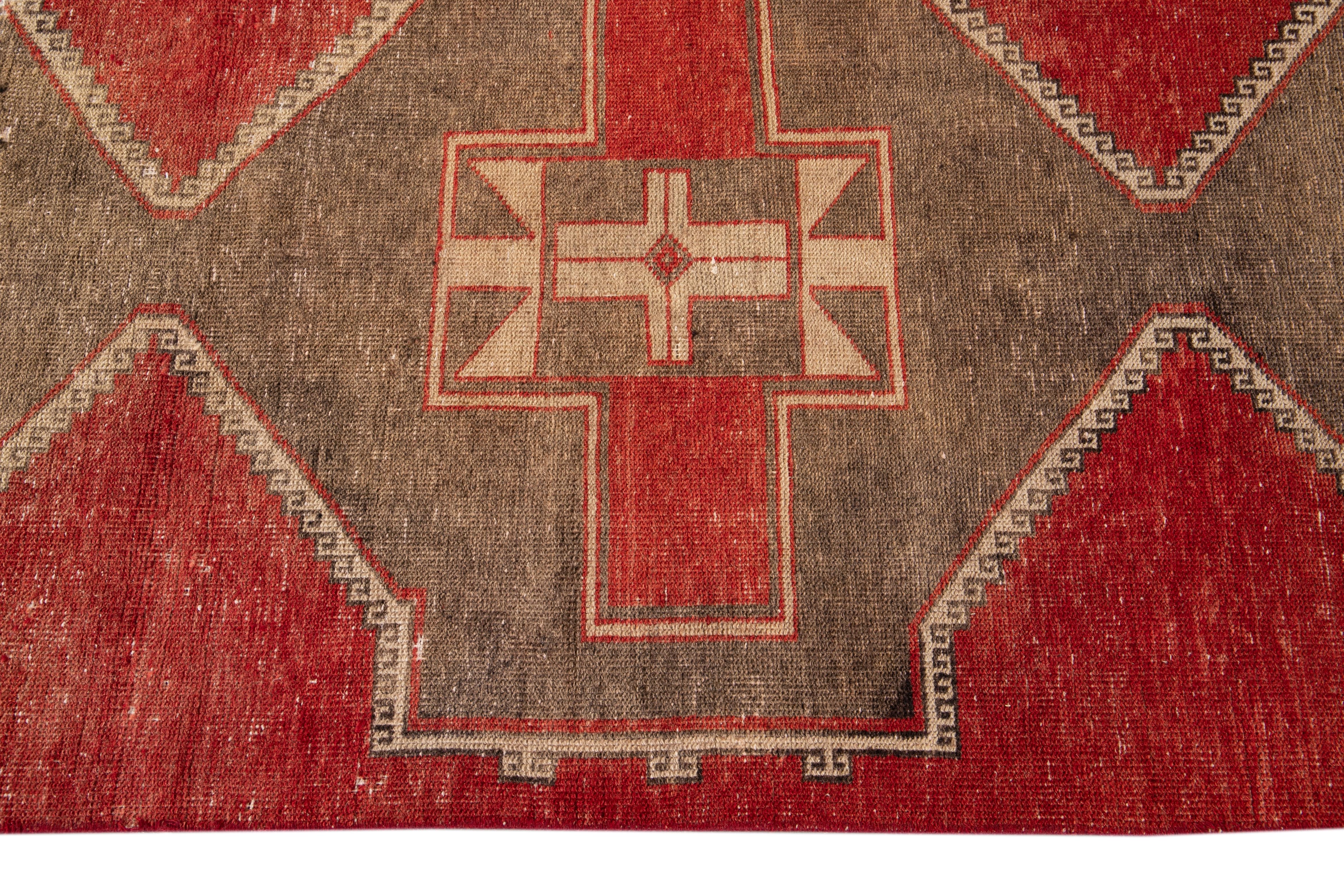 Roter türkischer geometrischer Vintage-Läufer aus Wolle im Angebot 1