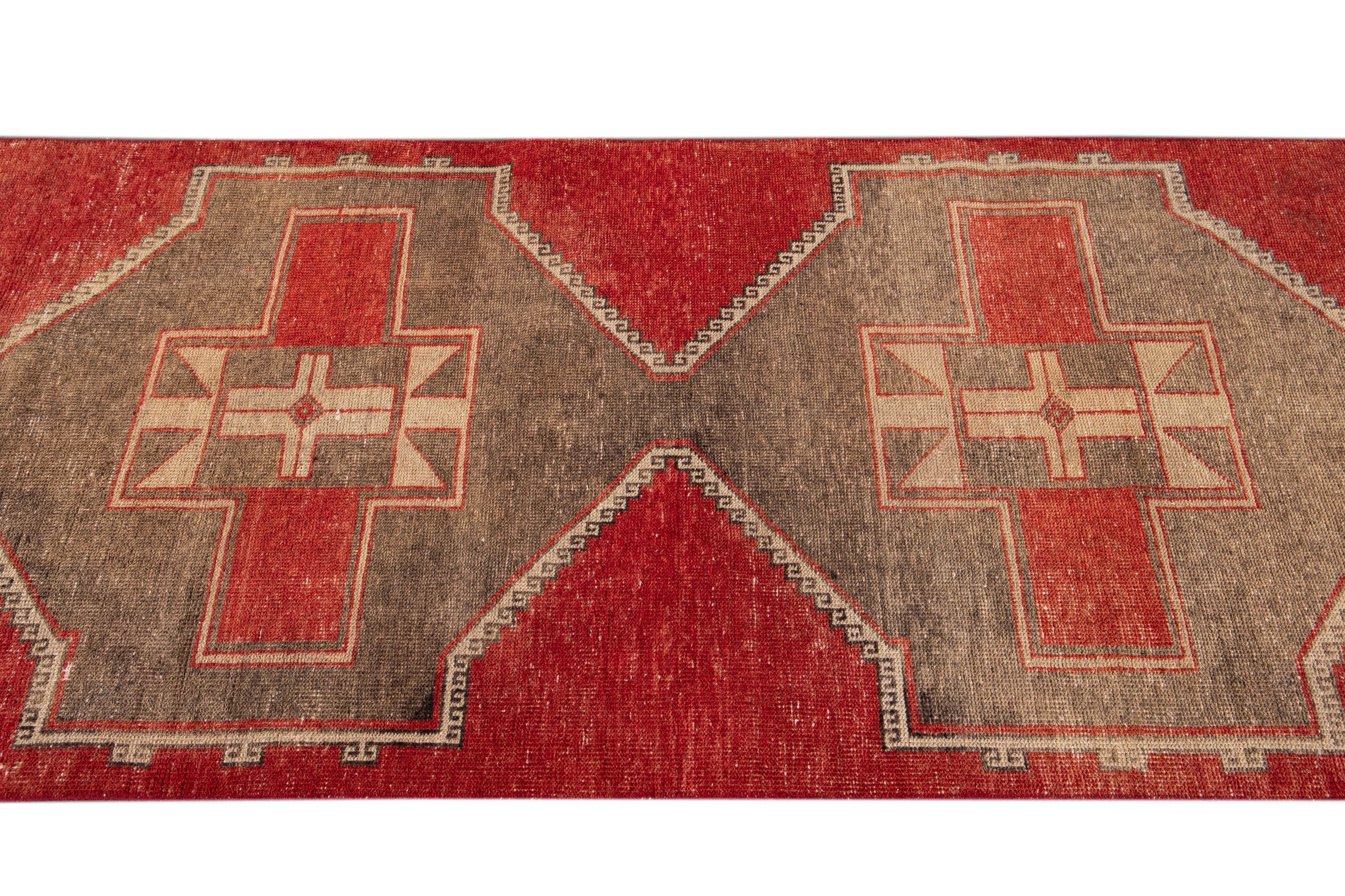 Roter türkischer geometrischer Vintage-Läufer aus Wolle im Angebot 2