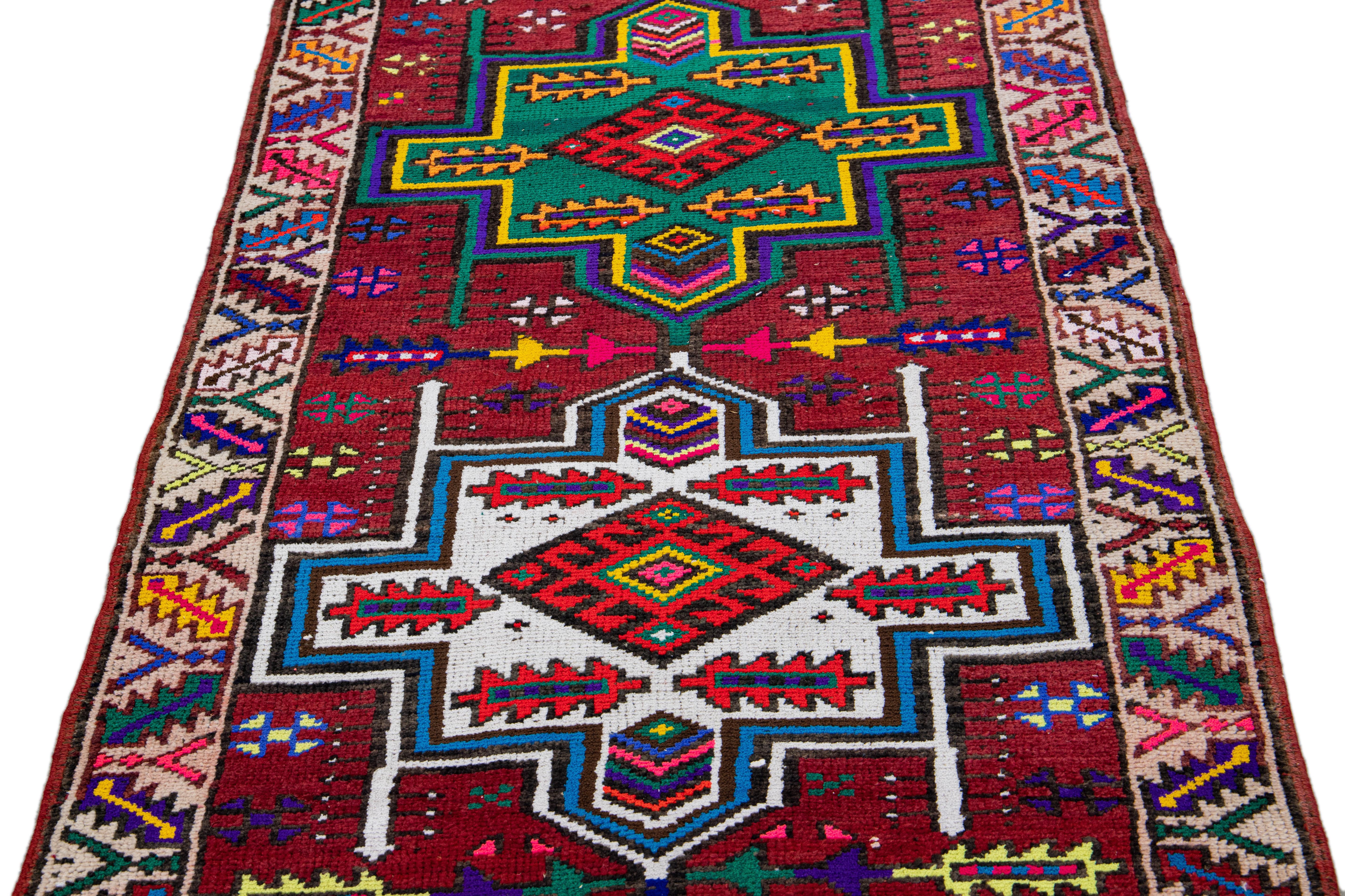 Roter türkischer handgefertigter Vintage-Läufer aus Wolle mit mehrfarbigem Stammesmuster (Moderne der Mitte des Jahrhunderts) im Angebot