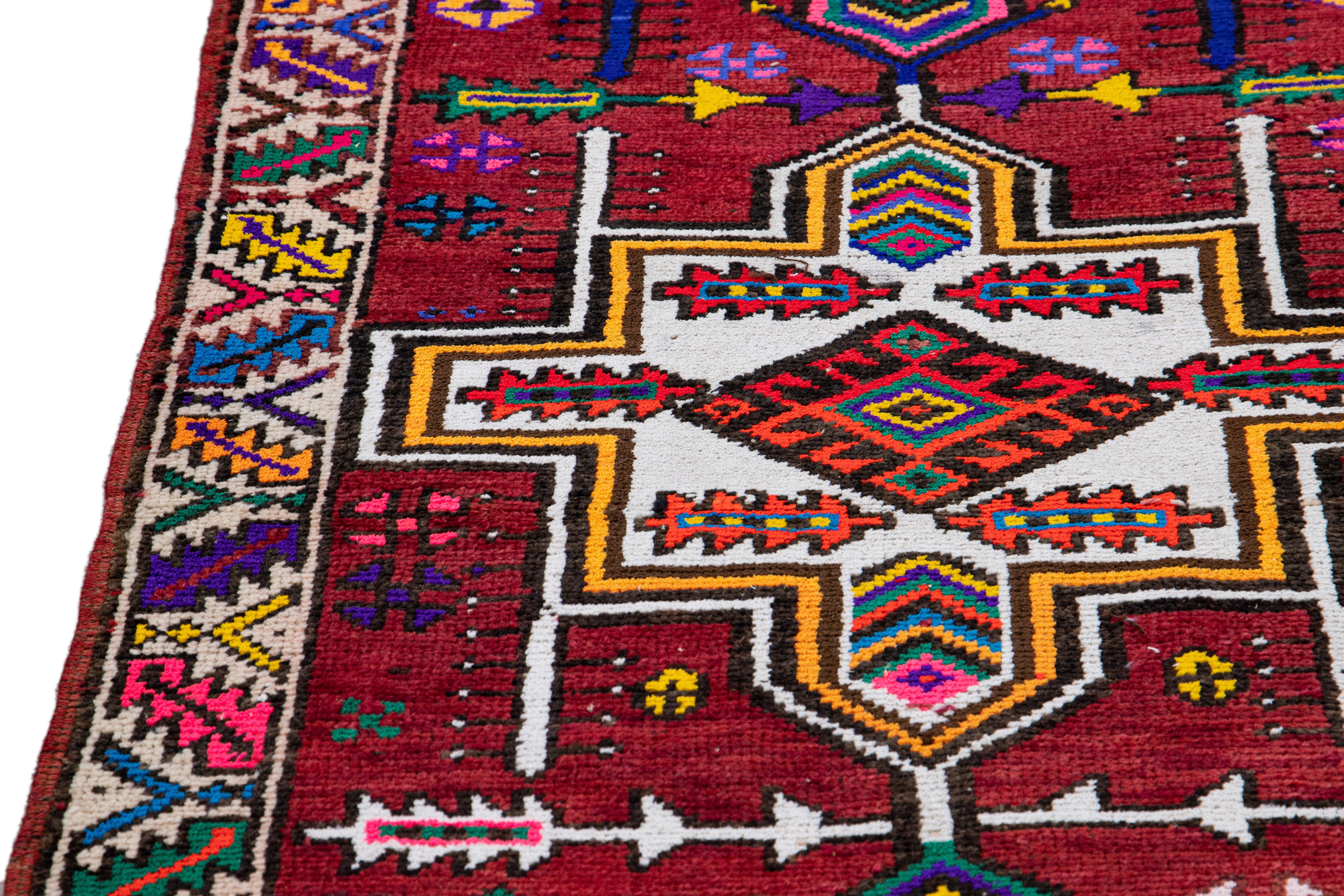 Roter türkischer handgefertigter Vintage-Läufer aus Wolle mit mehrfarbigem Stammesmuster (Türkisch) im Angebot
