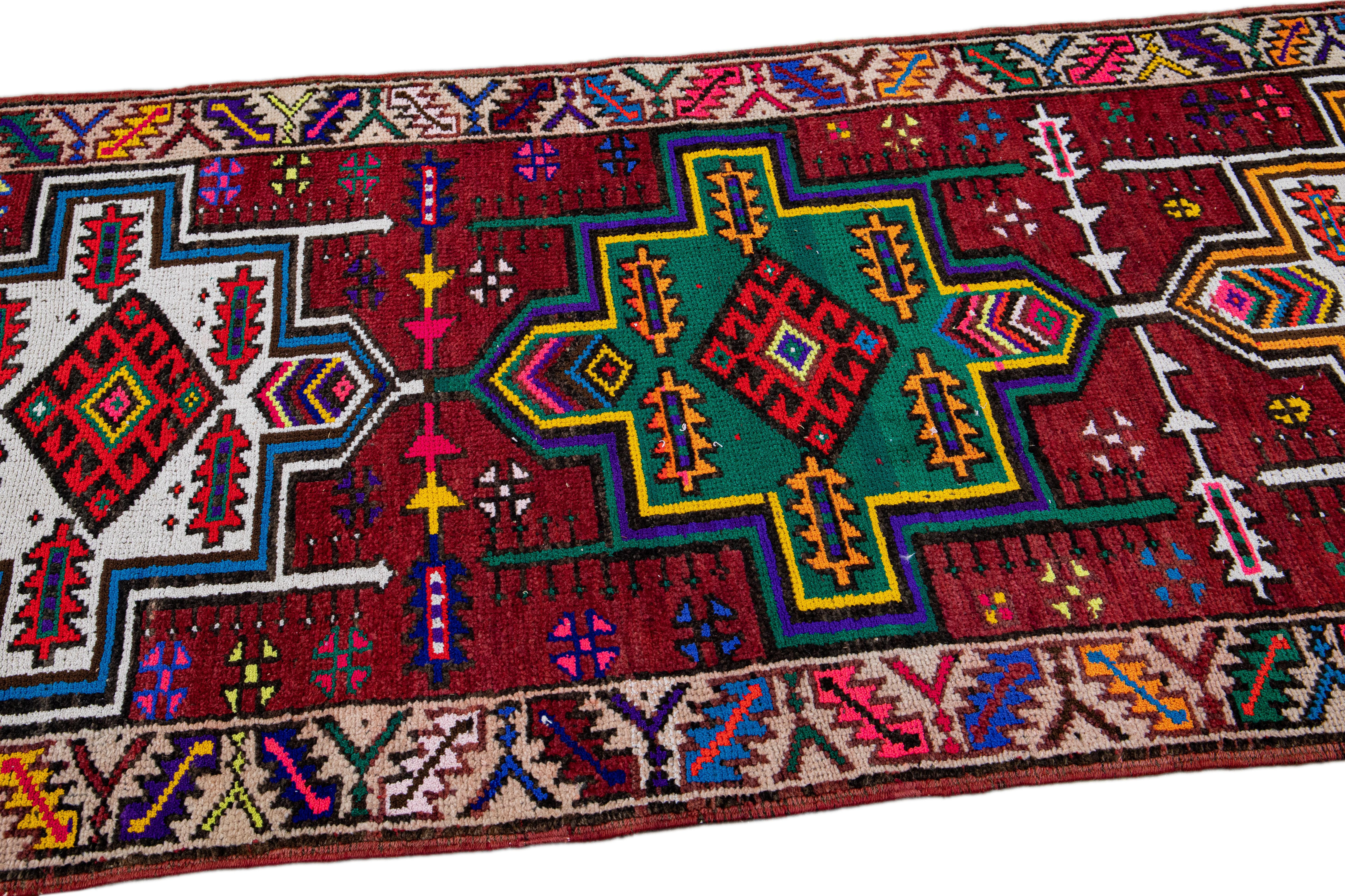 Roter türkischer handgefertigter Vintage-Läufer aus Wolle mit mehrfarbigem Stammesmuster (Handgeknüpft) im Angebot