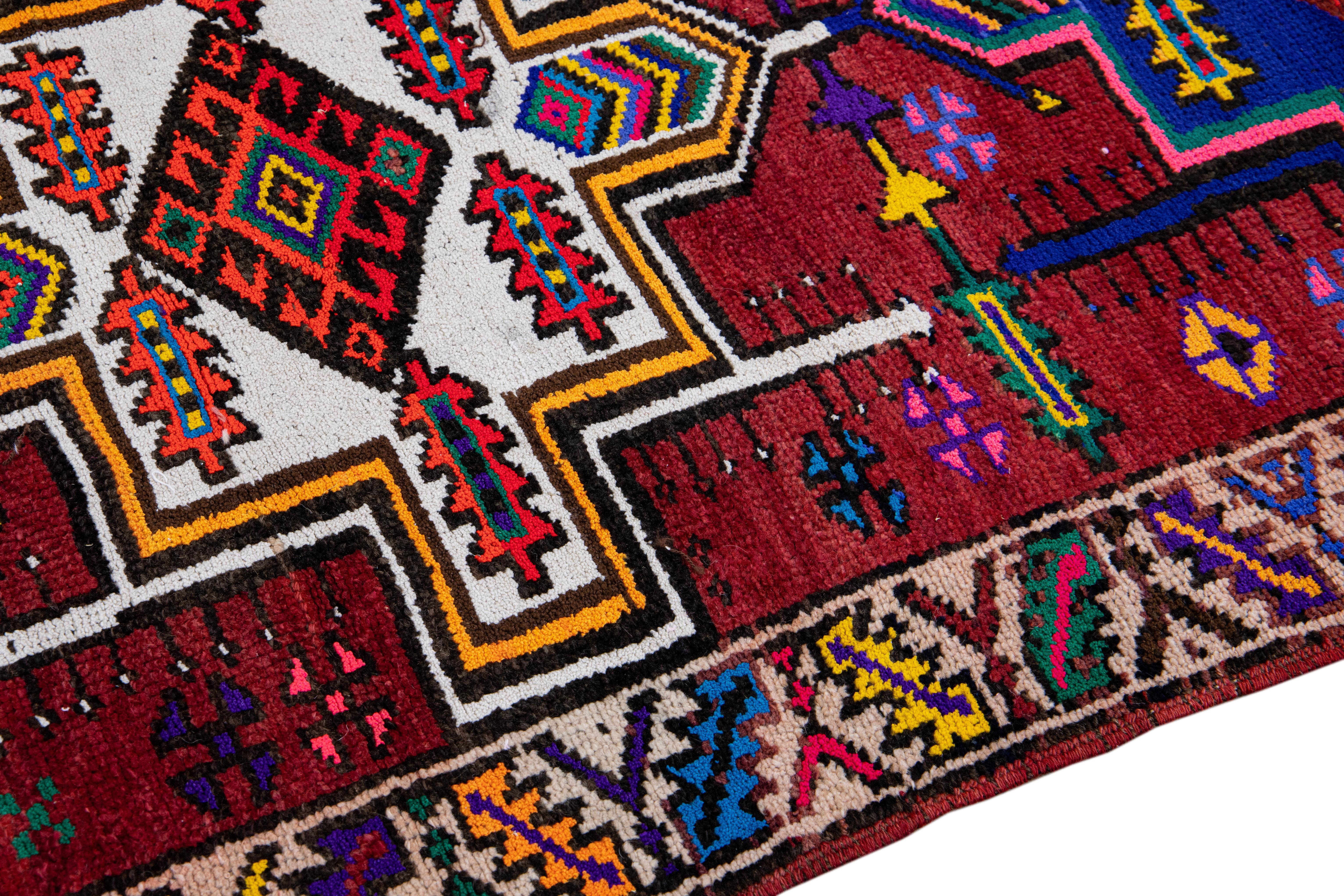 Roter türkischer handgefertigter Vintage-Läufer aus Wolle mit mehrfarbigem Stammesmuster (20. Jahrhundert) im Angebot