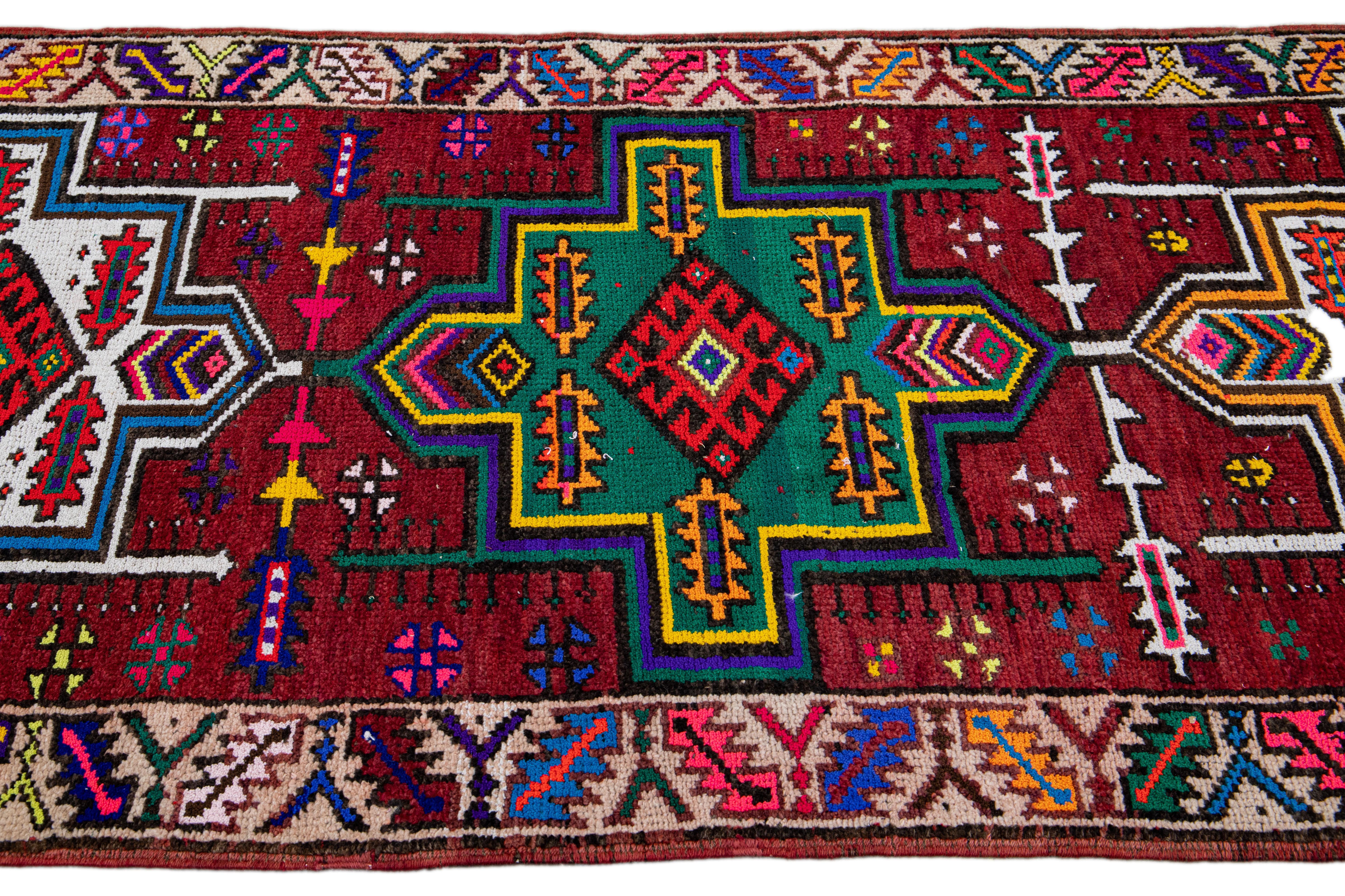 Roter türkischer handgefertigter Vintage-Läufer aus Wolle mit mehrfarbigem Stammesmuster im Angebot 1