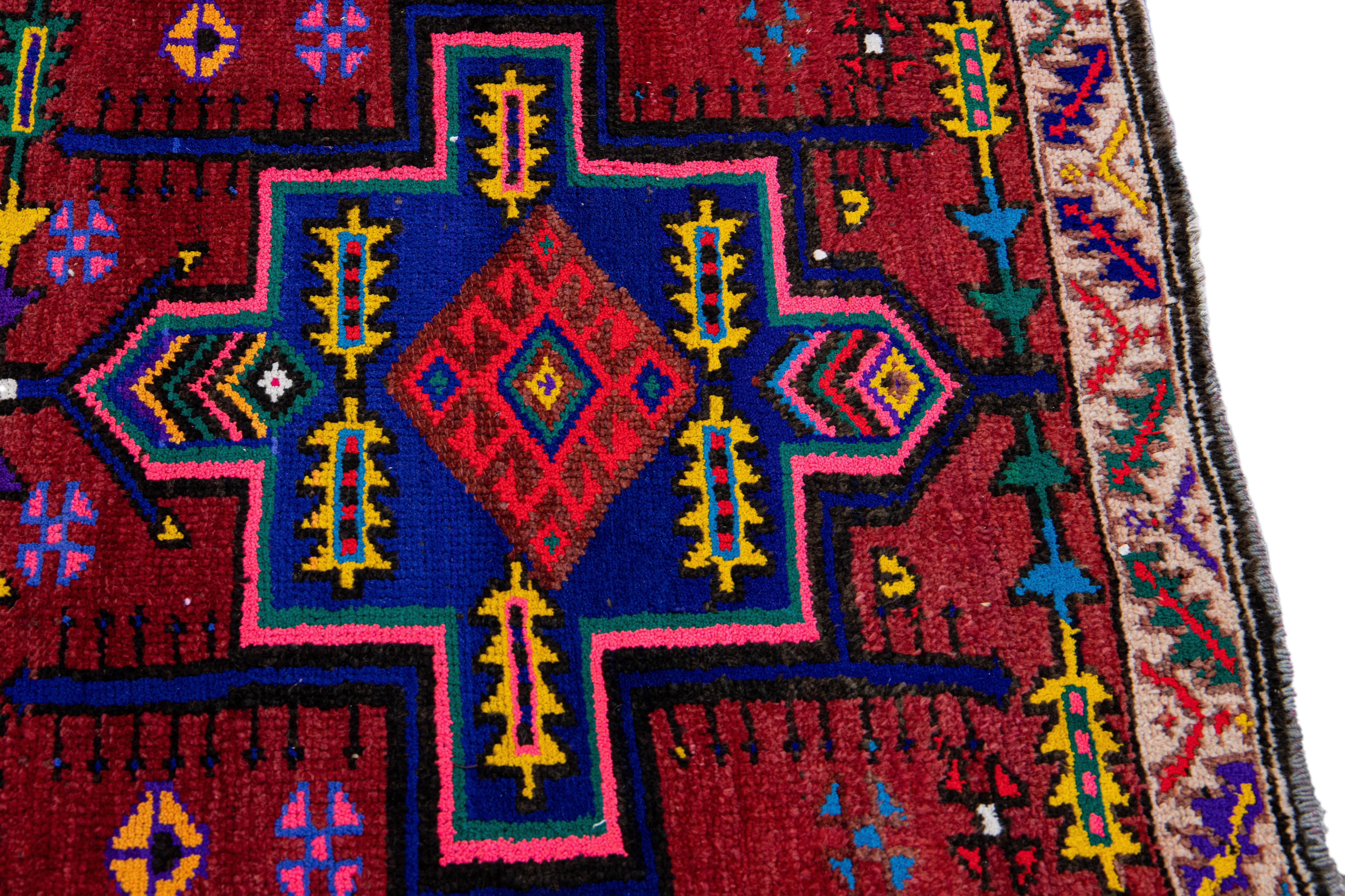 Roter türkischer handgefertigter Vintage-Läufer aus Wolle mit mehrfarbigem Stammesmuster im Angebot 2