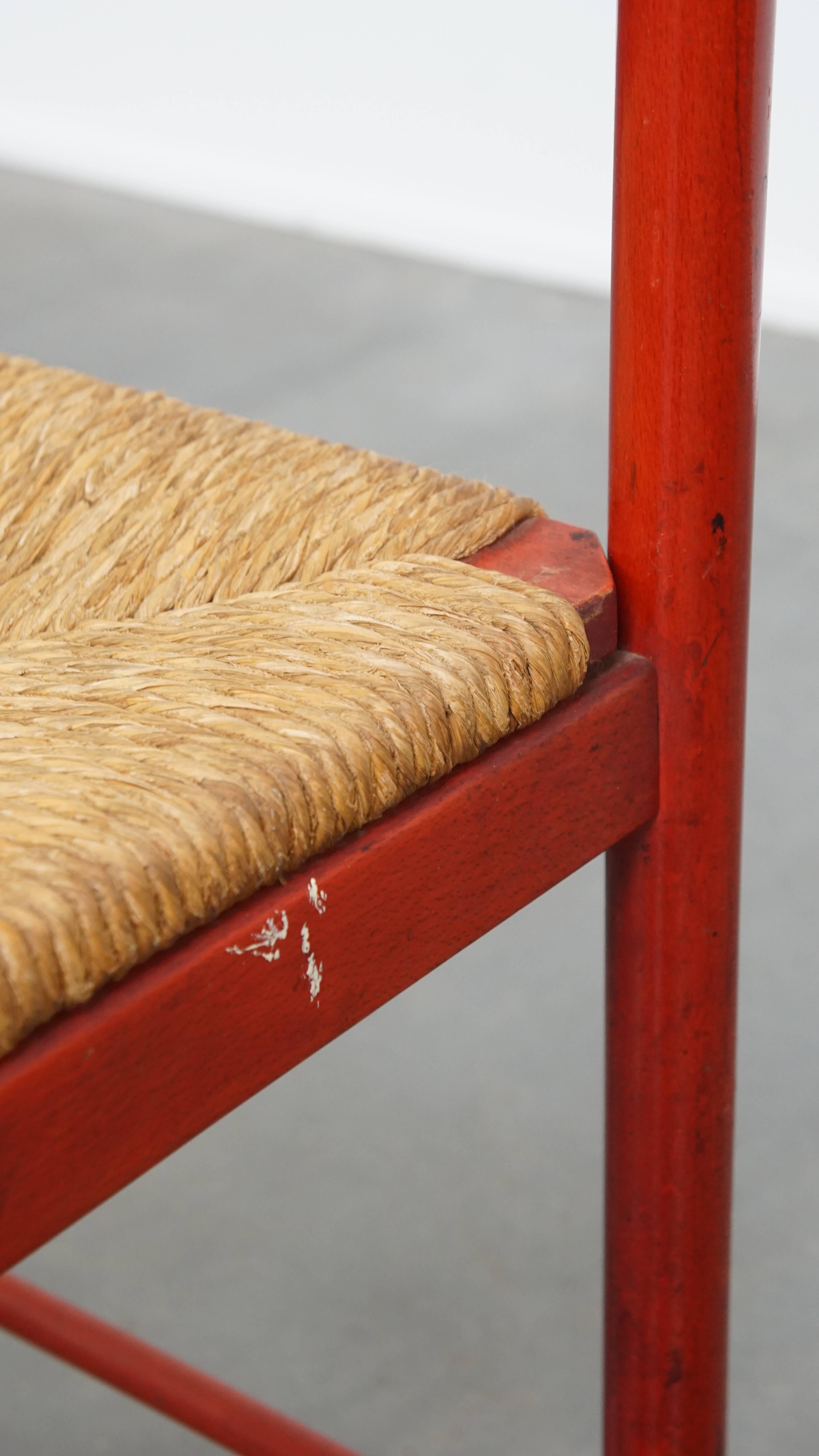 Roter Vintage-Stuhl aus Holz der 1970er Jahre mit geflochtenem Sitz im Angebot 4