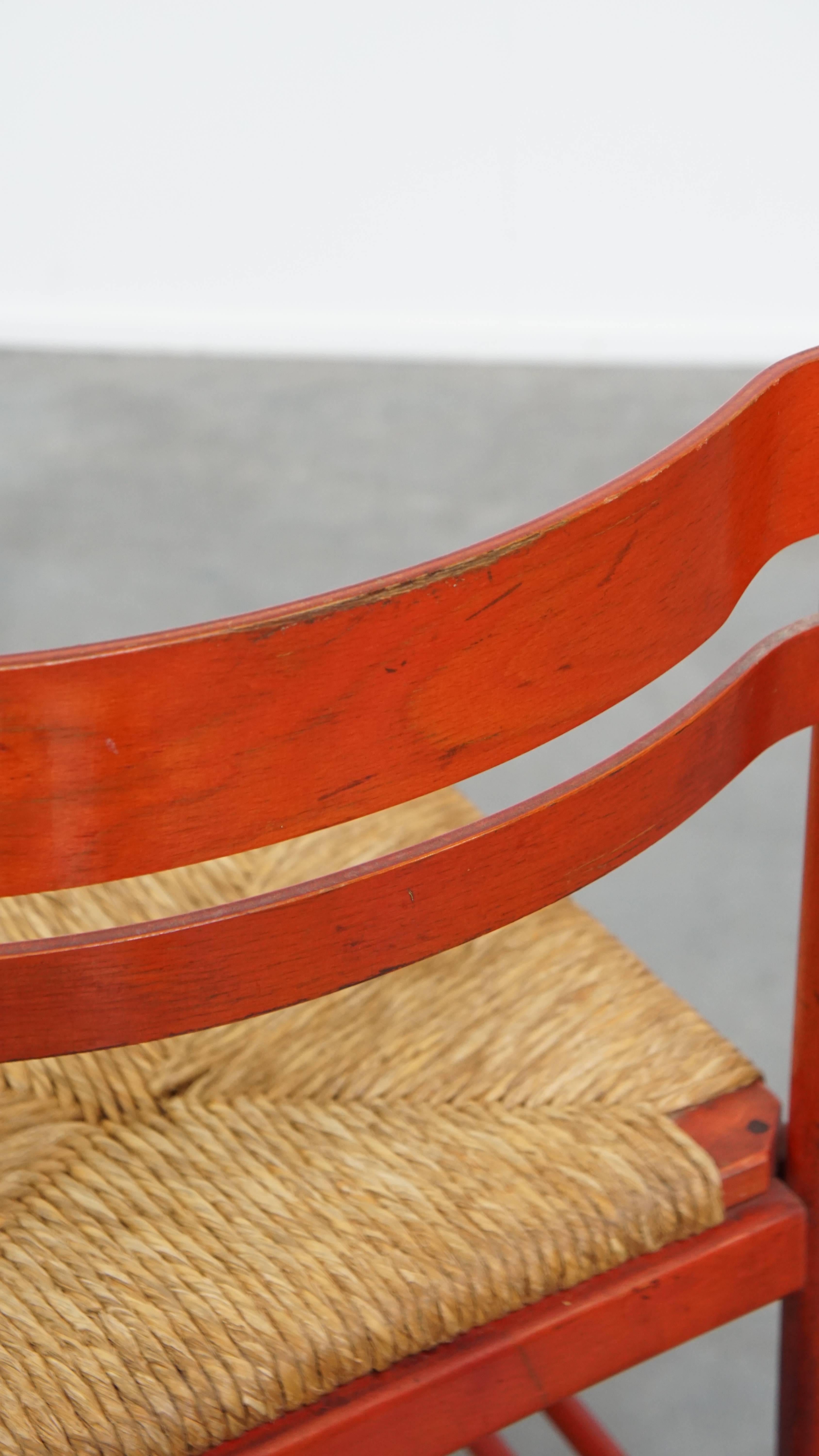 Roter Vintage-Stuhl aus Holz der 1970er Jahre mit geflochtenem Sitz im Angebot 5