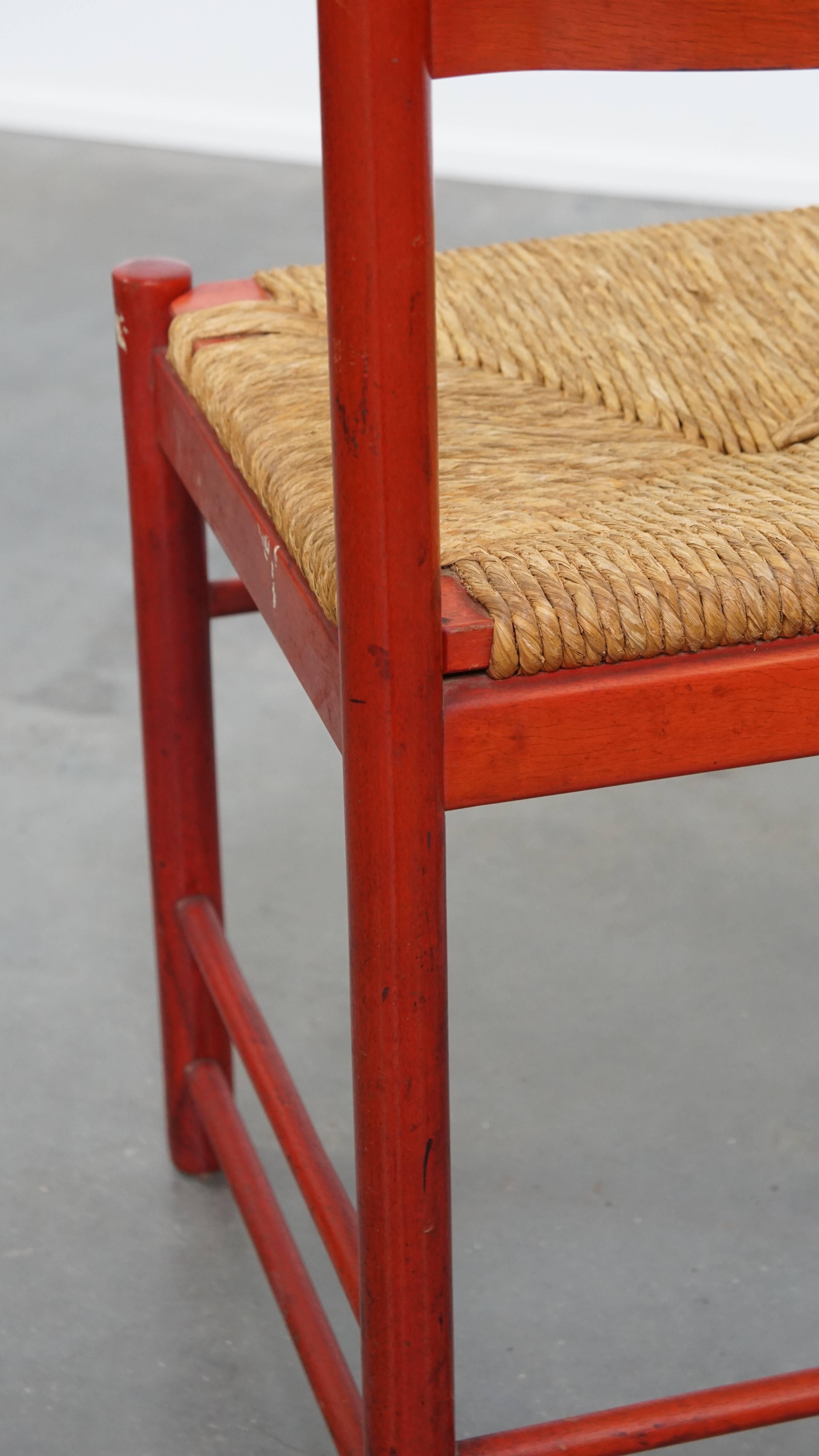 Roter Vintage-Stuhl aus Holz der 1970er Jahre mit geflochtenem Sitz im Angebot 6