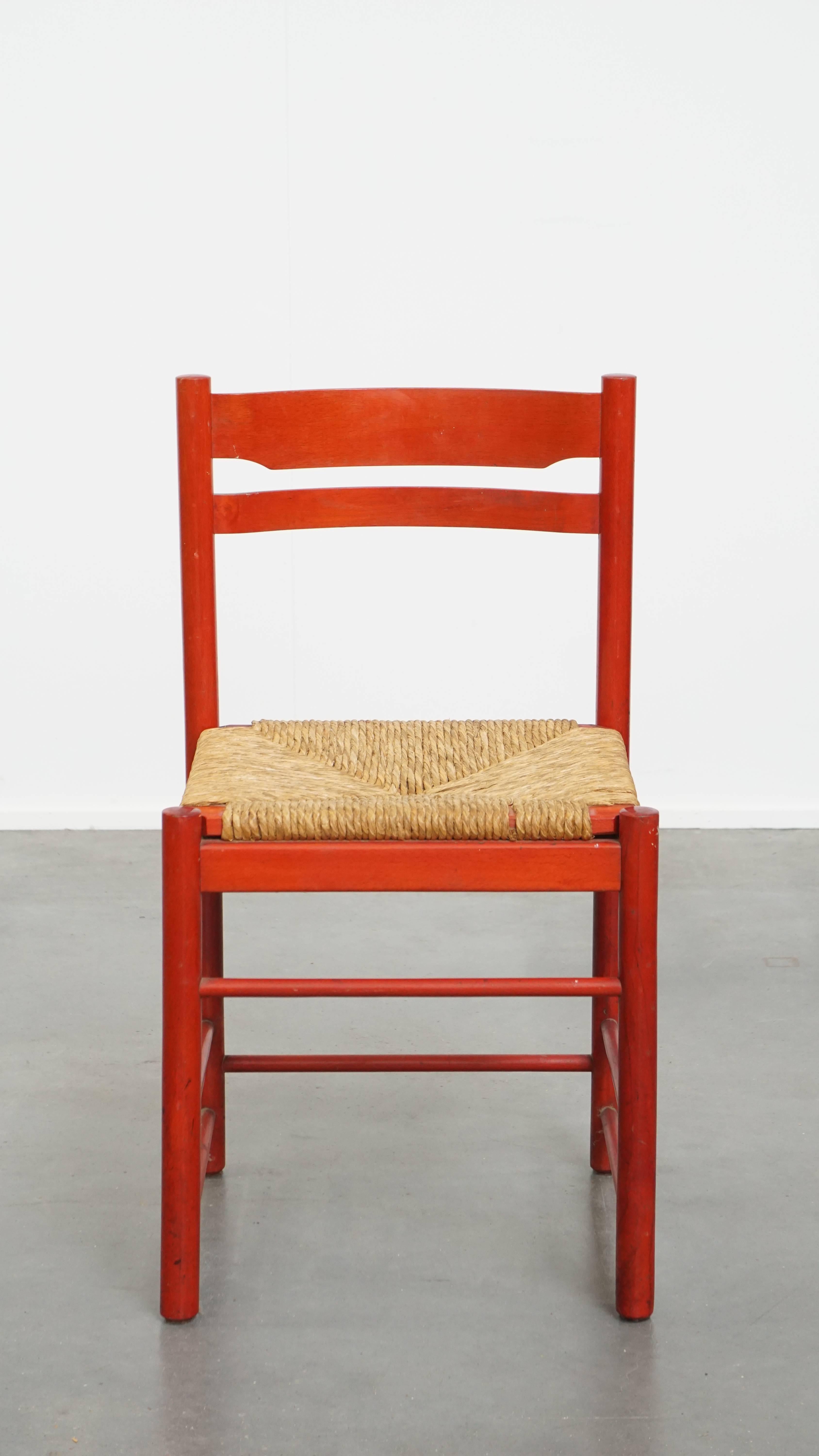 Angeboten wird dieser charmante rote Vintage-Stuhl aus Holz der 1970er Jahre mit einem geflochtenen Sitz.

Dieser charmante rote Vintage-Stuhl hat einen Holzrahmen und einen geflochtenen Sitz aus Weide. Er passt problemlos in fast jede Einrichtung.