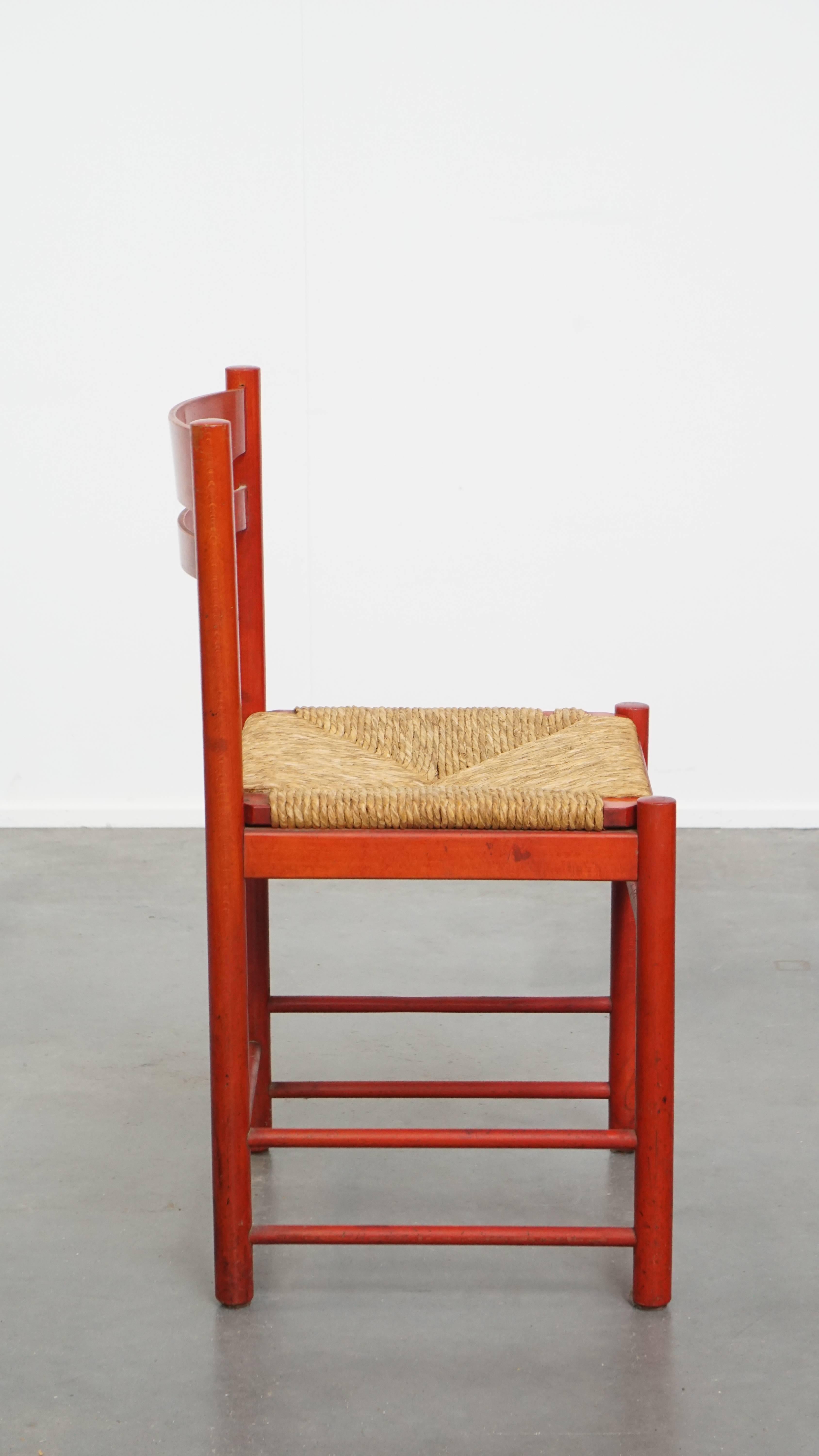 Roter Vintage-Stuhl aus Holz der 1970er Jahre mit geflochtenem Sitz (Handgefertigt) im Angebot